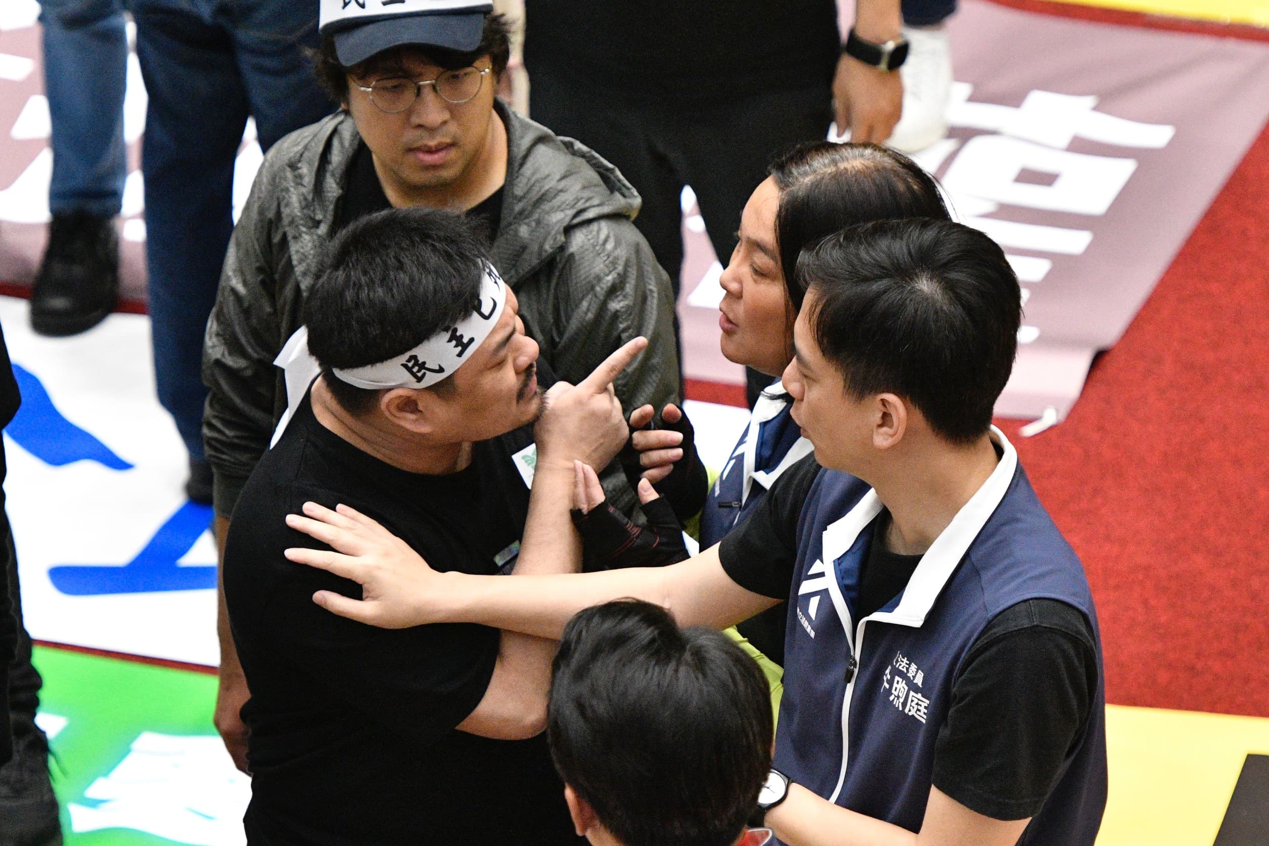 民進黨立委邱議瑩、洪申翰等人一度跟國民黨立委陳玉珍等人嘴上交鋒。