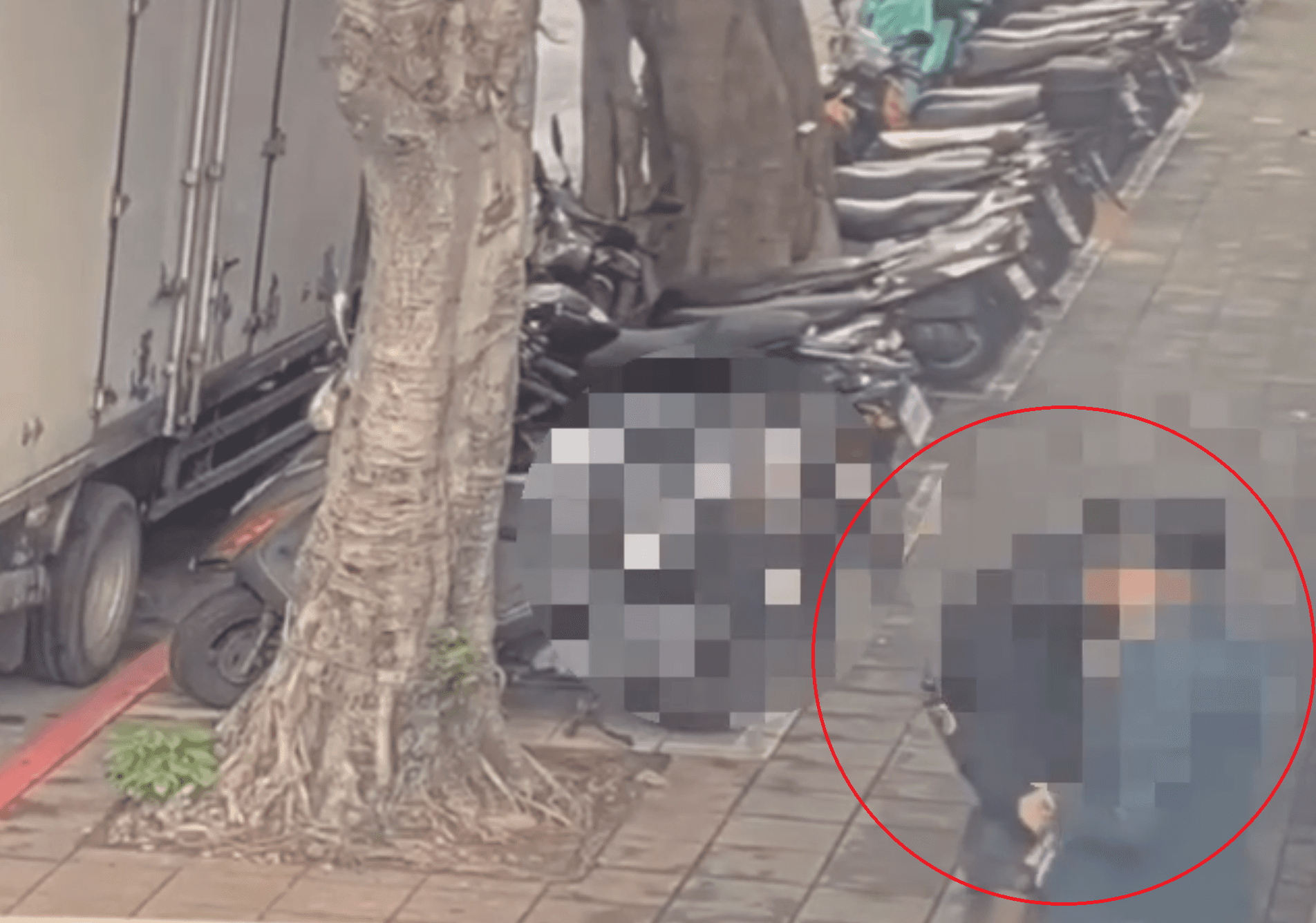 被害人與假幣商黃男相約台北市大同區民權西路面交泰達幣，遭黃男噴辣椒水攻擊企圖行搶。（翻攝畫面）
