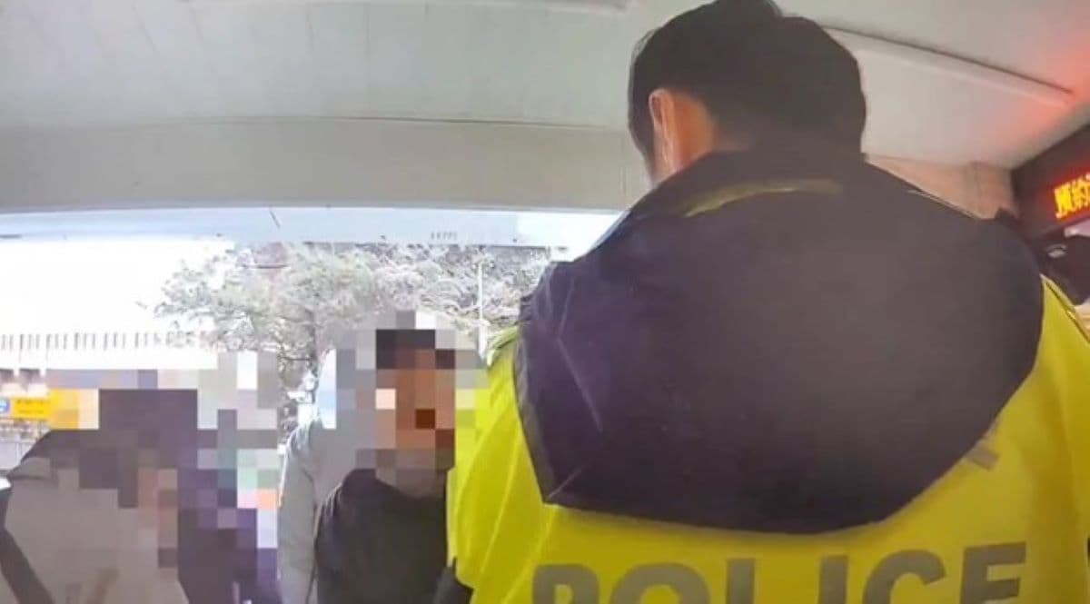 施男發現遭詐騙後離開超商。(翻攝畫面)