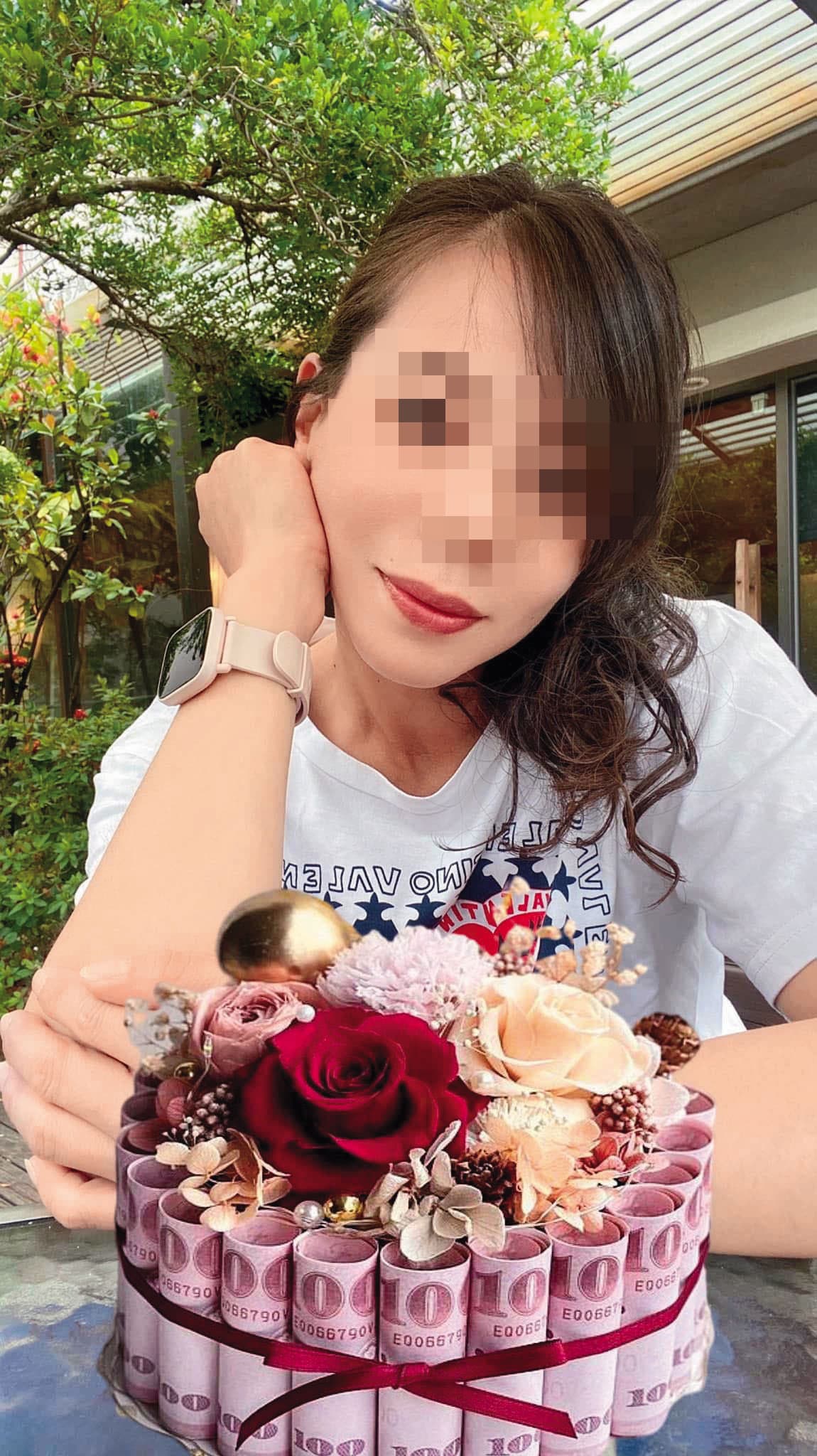 紀女3年前生日時,在臉書用鈔票蛋糕答謝朋友對她的祝福。(翻攝紀女臉書)