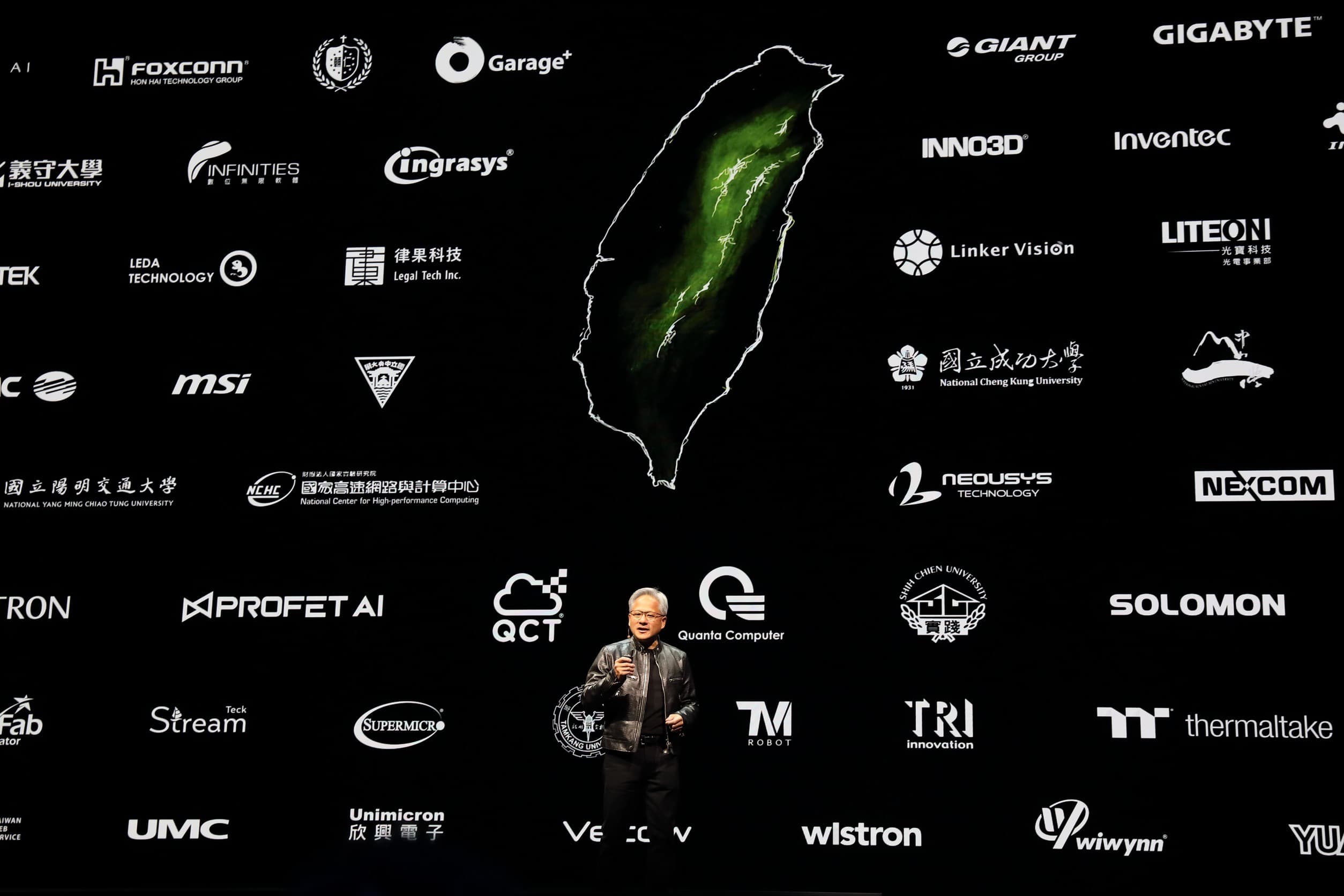 黃仁勳在演講中,點名感謝台灣的供應商,背景為台灣各大供應商。