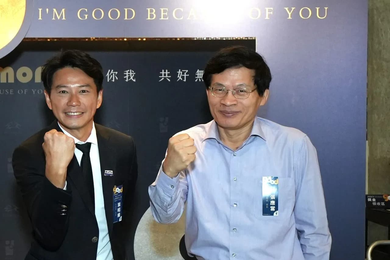 台中市公捷處長張應當（右）被控長期性騷女下屬，交通局長葉昭甫（左）稱已組成調查小組。（翻攝自市府網站）