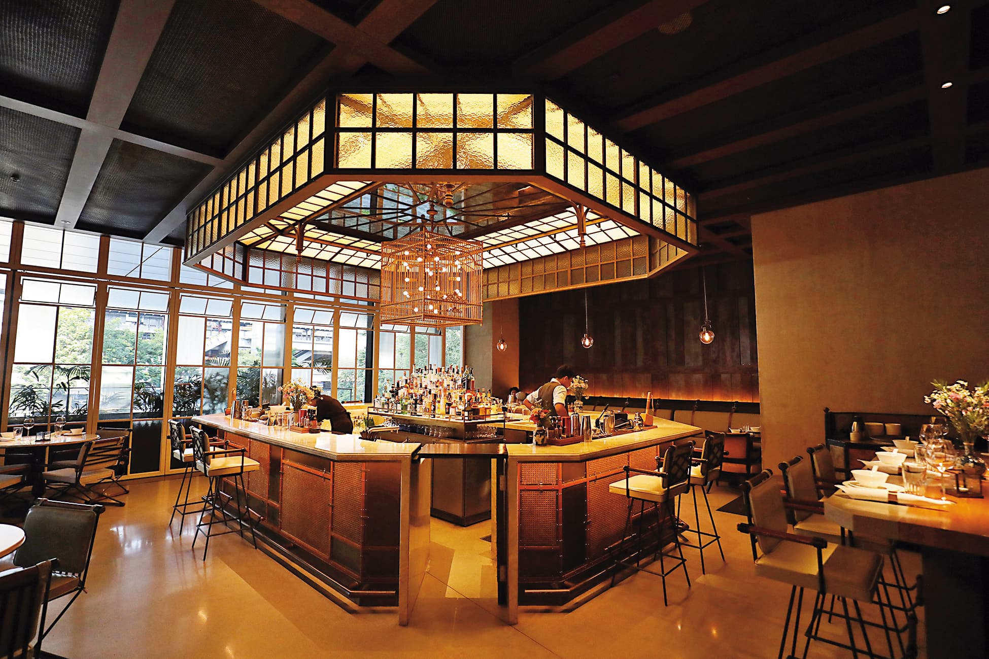 「卅二公館Mott32」中央設有一座華麗酒吧,迎合西方人吃飯前先喝一杯的習慣。