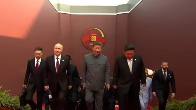 習近平、金正恩、普丁同框。(翻攝自微博)