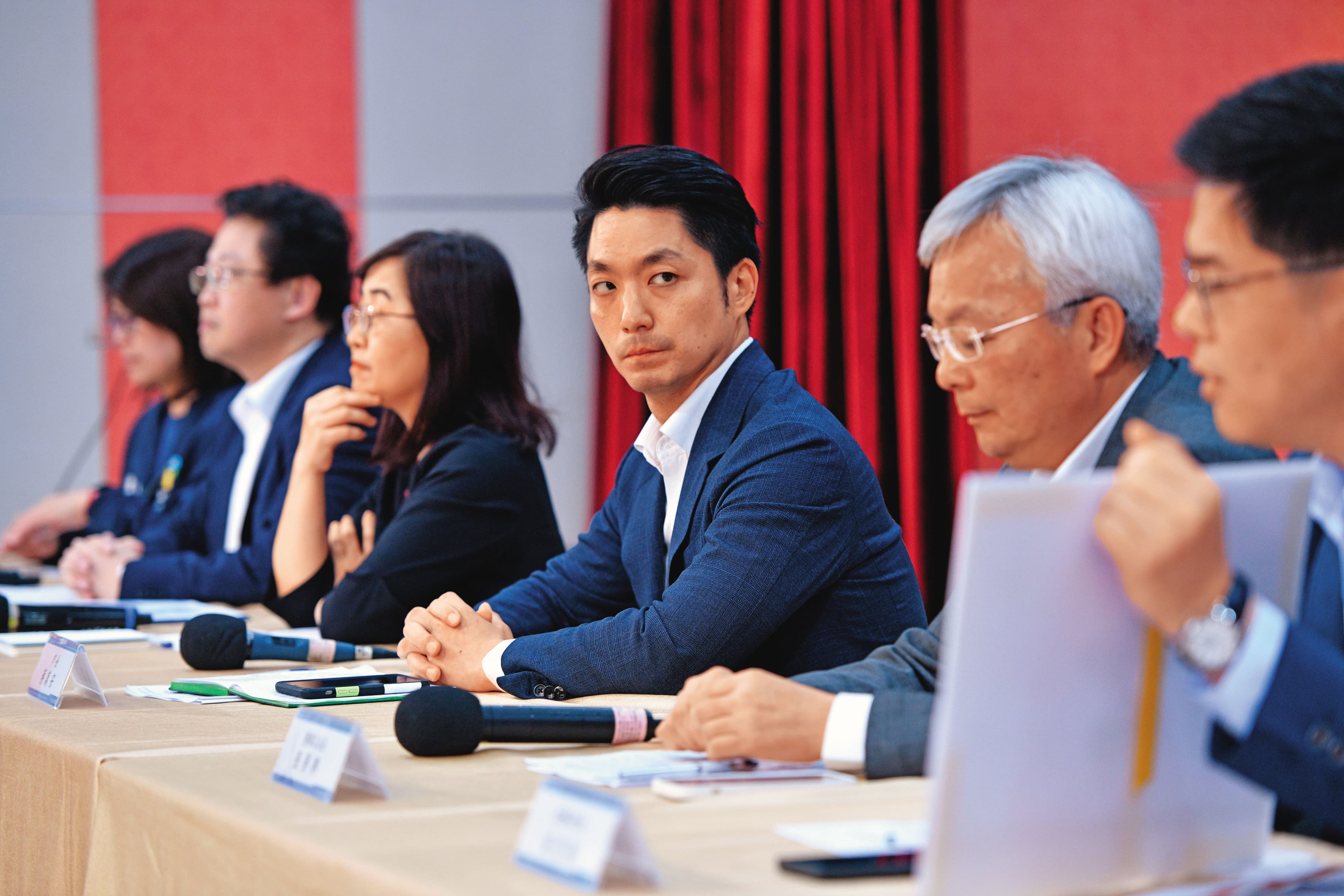台北市長蔣萬安(右2)在中毒事件爆發後,親上火線主持記者會。