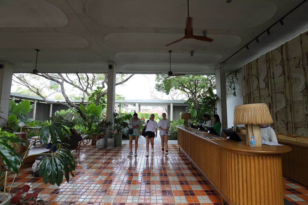 「The Standard Hua Hin」的大廳不走奢華路線，卻自有一番情調。