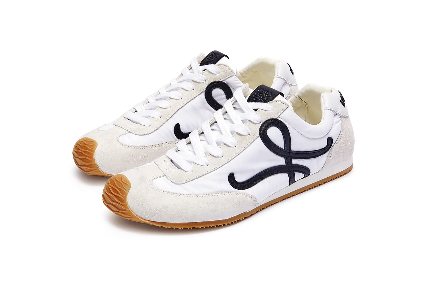 Ballet Runner 2.0白色尼龍和小牛皮運動鞋。NT$26,000(羅威提供)