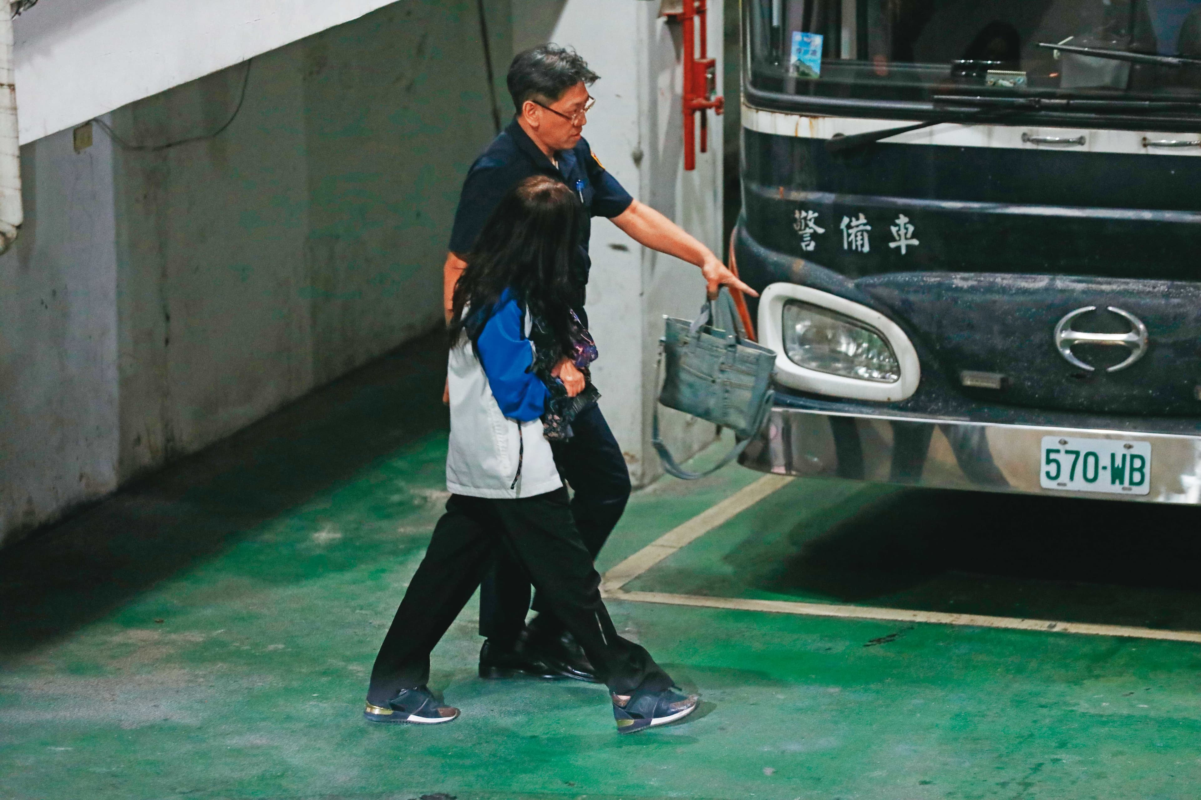 應曉薇涉嫌收取京華城創辦人沈慶京賄款，台北地院裁定將她羈押禁見。