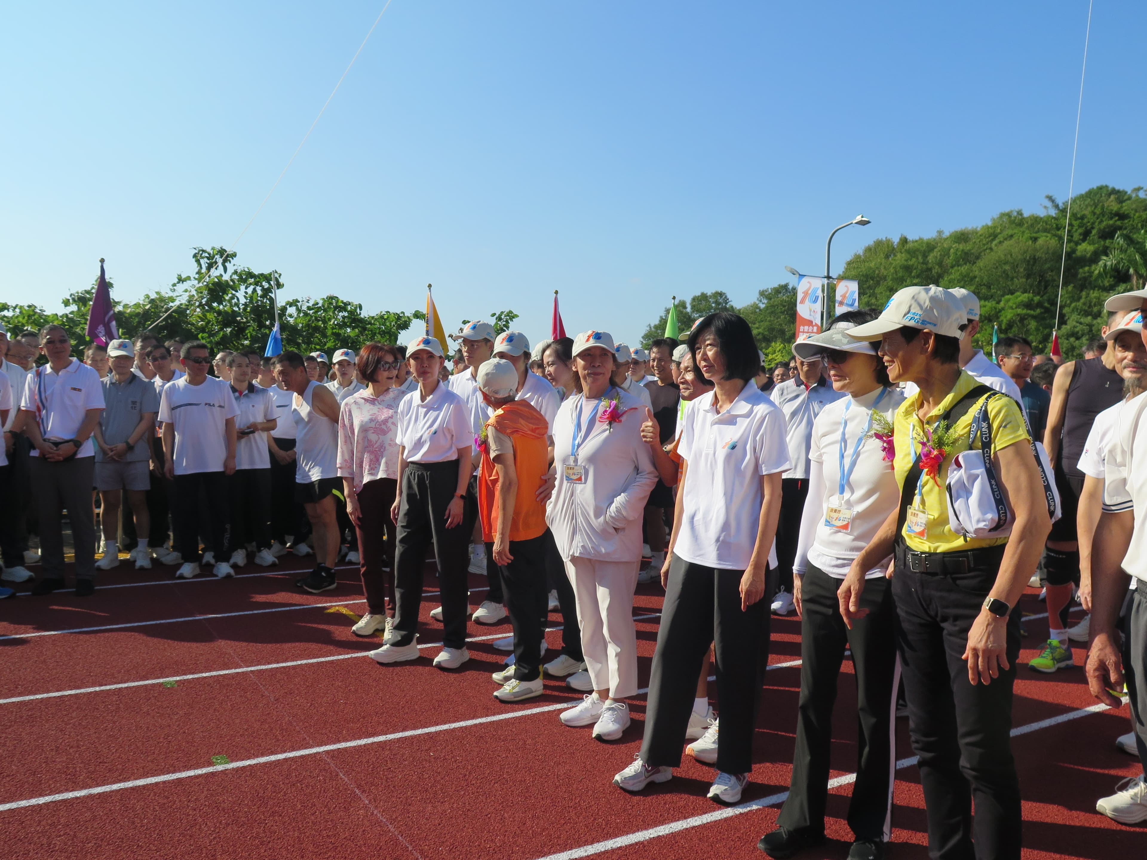台塑運動會的主管5,000公尺慢跑活動,今年由總裁吳嘉昭鳴槍,台塑管理中心常委王瑞華、王瑞瑜上場。