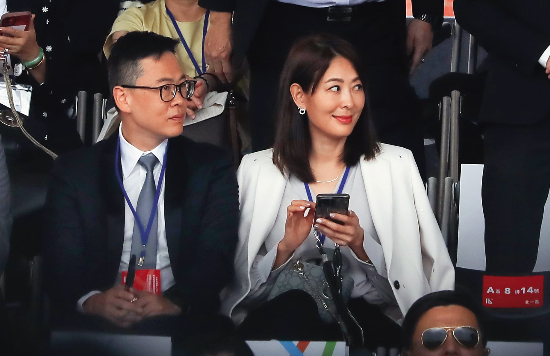 賴清德總統就職演說,賈永婕(右)也在現場;當初兩人一度被拱搭配參選正副總統,讓賈永婕有「由藍轉綠」的印象變化。左為賈永婕丈夫王兆杰。