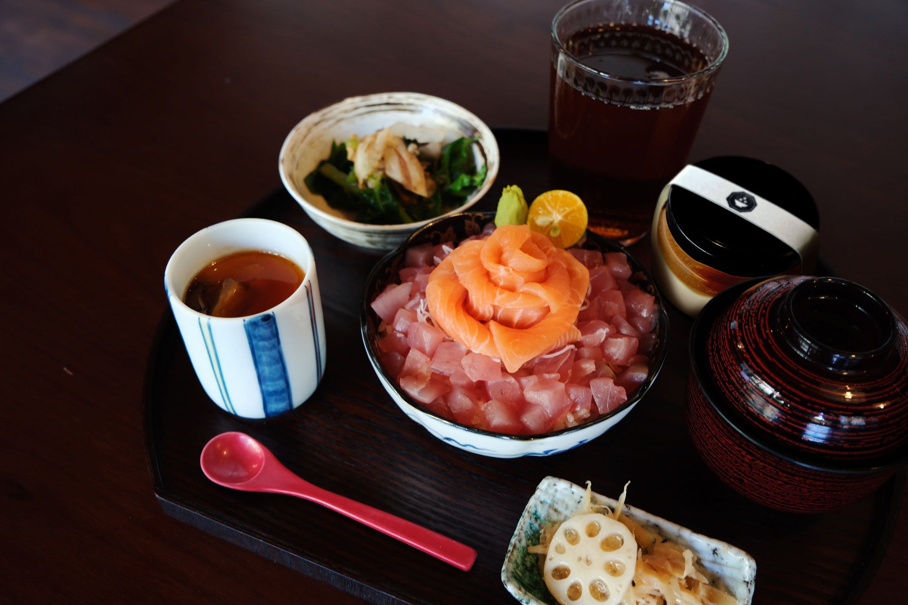 米崙與北町丼飯屋於8月19日至25日推出「七夕限定套餐」,厚切鮭魚捲成玫瑰花造型,兼具視覺與美味。(雲朗觀光提供)