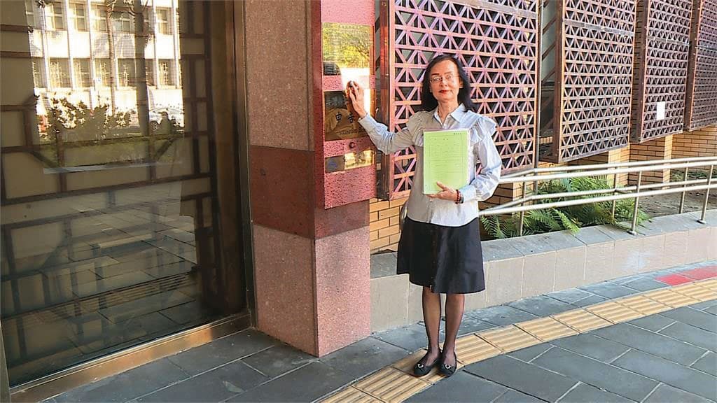新華泰富前經營團隊委任律師楊美玲(圖),控告郭明昌等人強搶公司經營權。(翻攝民視新聞)