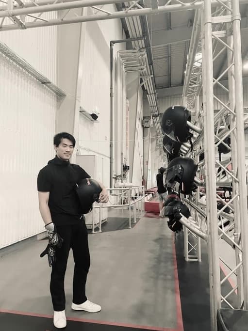 拿起賽車帽、享受賽車樂趣的劉曉禹。(翻攝自劉曉禹臉書)