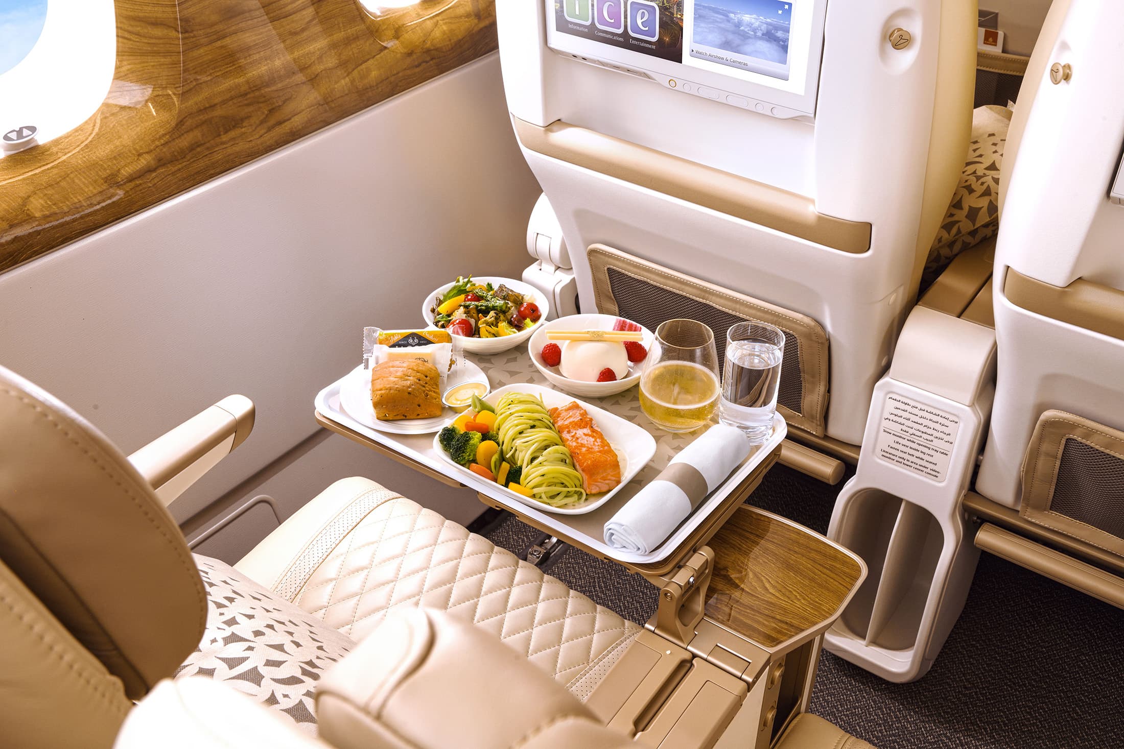 阿聯酋航空豪華經濟艙旅客除了可享用機上美饌,還能一品專屬的Chandon Vintage Brut 2017與多款飲品。(阿聯酋航空提供)
