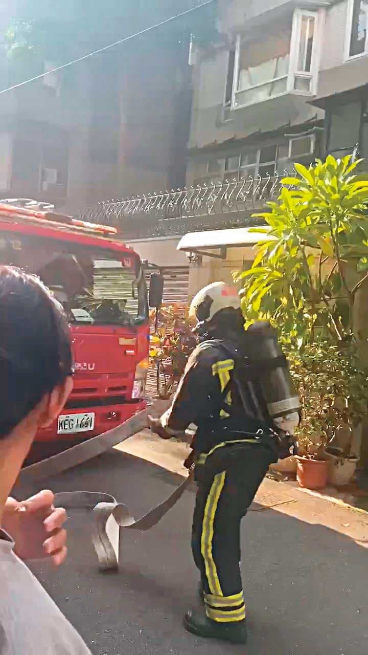 消防局出動8輛消防車、1輛救護車,一度引起附近鄰居騷動。(讀者提供)