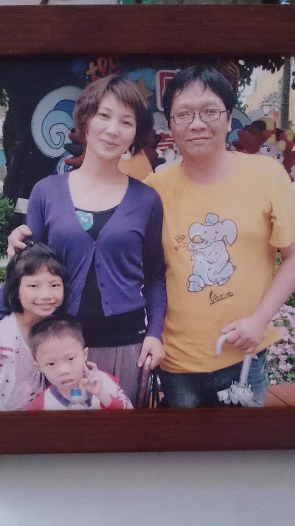 張豔君（左）與先生（右）僅見一次面，經過2年通信、通話，便決定結婚，生下一對兒女。（張豔君提供）