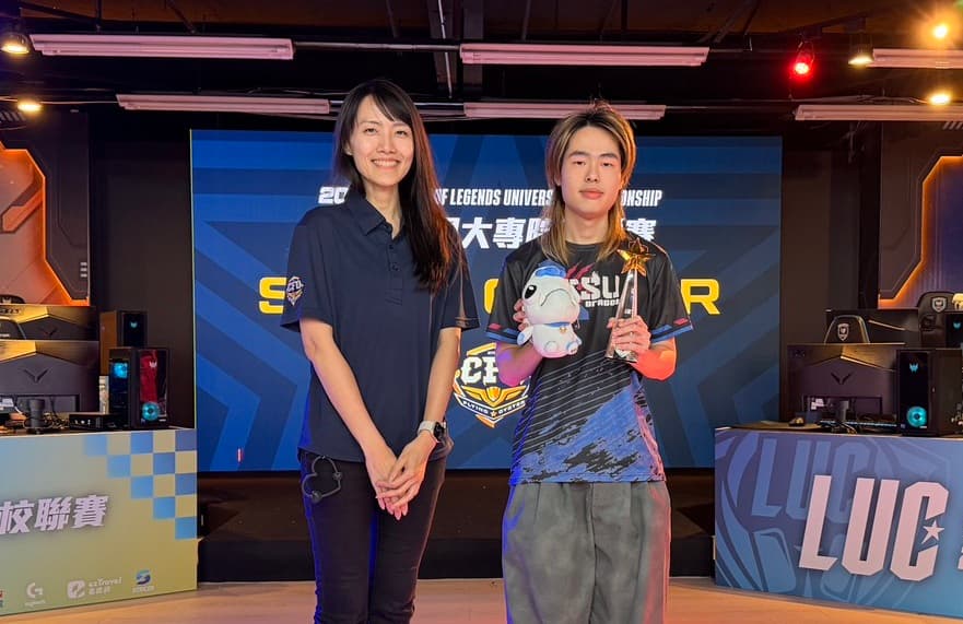 陽明交大打野選手李晨溢(右)獲「SUPER OYSTAR」特別獎,由陳雅雯頒發。(中信育樂提供)