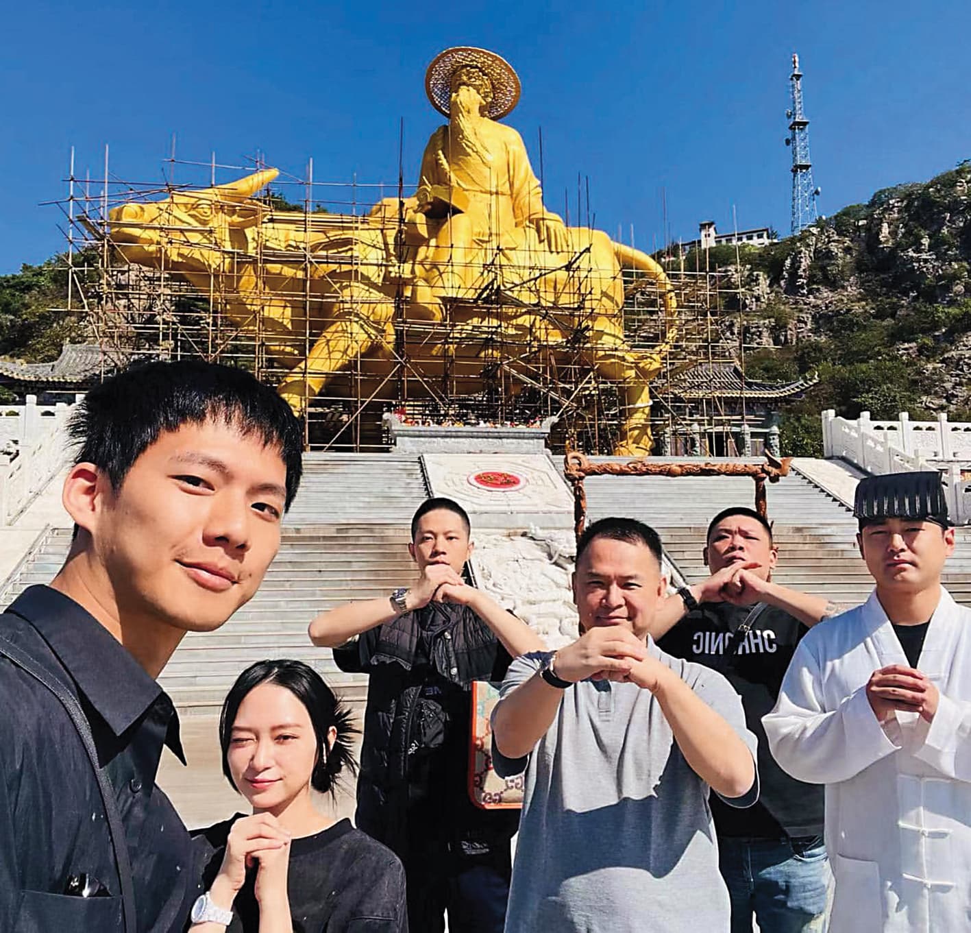 今年9月《角頭》IP大家長張威縯（右三）赴對岸參拜，女兒張芷瑄（左二）與吳念軒（左一）也隨行。（翻攝自張威縯IG）