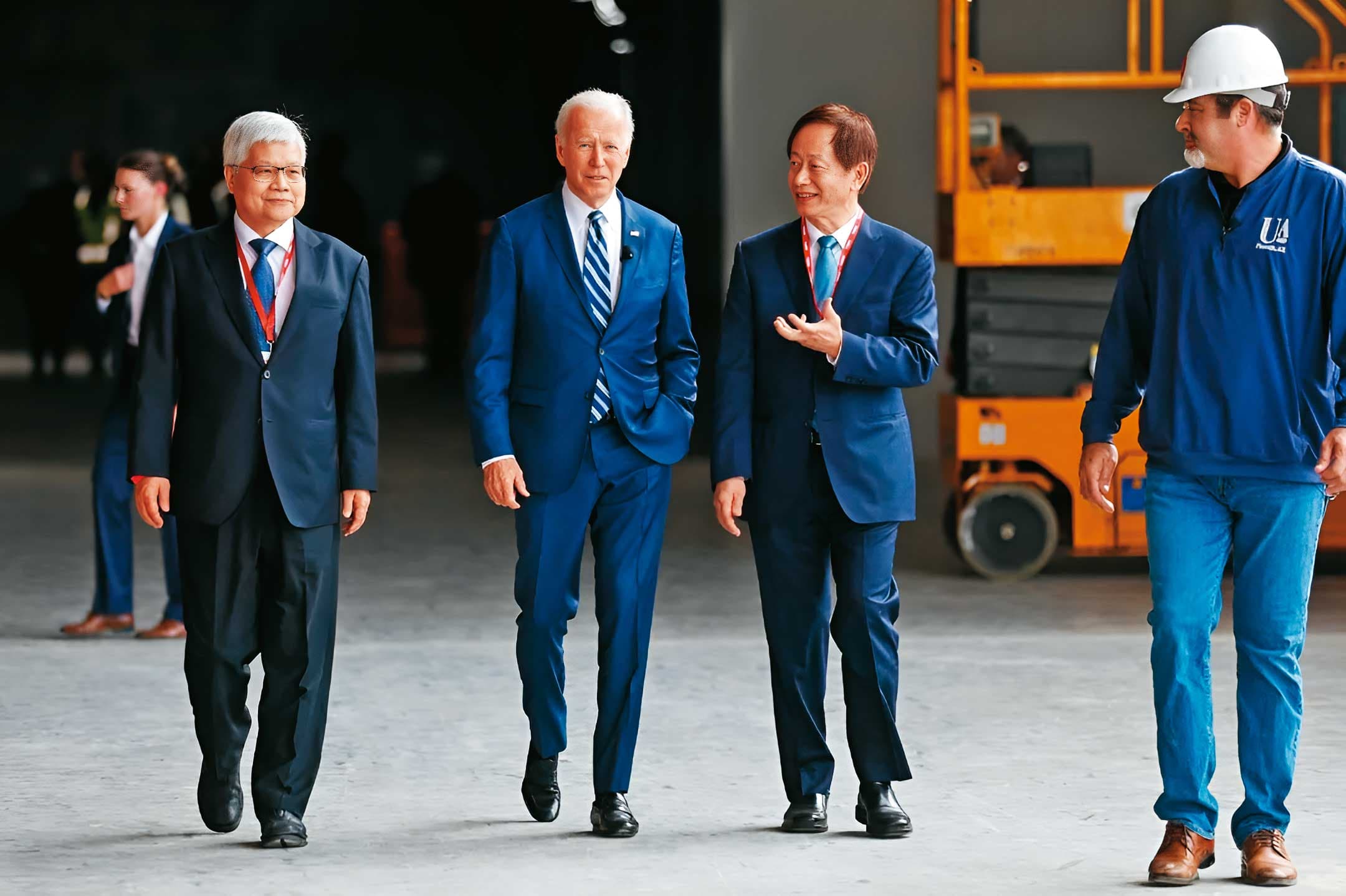 劉德音（右二）任內啟動美國大擴產。圖左二為美國總統拜登。（翻攝美國在台協會AIT臉書）