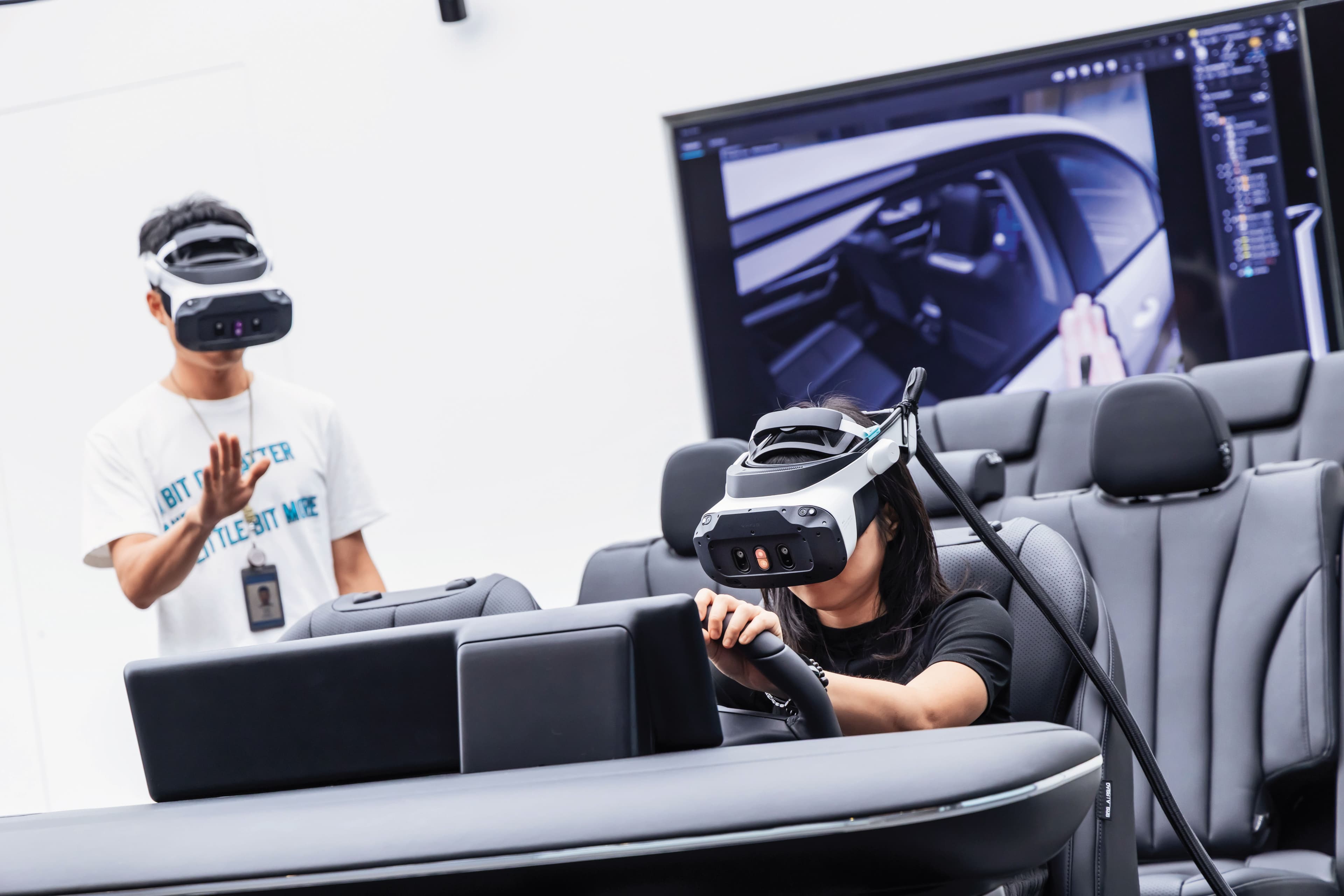 透過虛擬實境（VR）眼鏡，讓鴻華變更設計能更有效率。