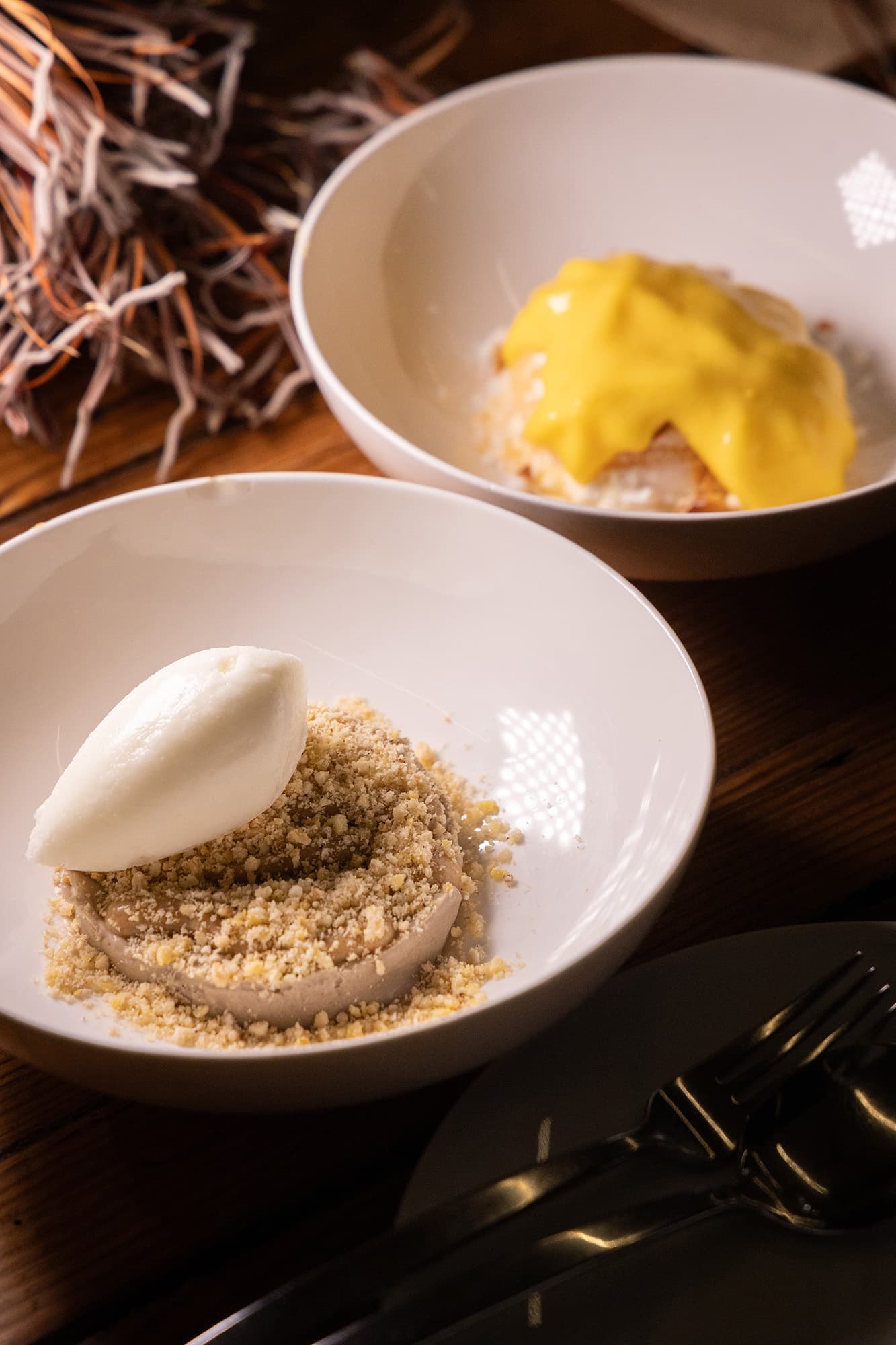 創意甜點「Banana、Caramel、Yoghurt」(前);「Mandarin、Coconut、White Chocolate」(後)為晚餐畫下完美句點。(皆紐幣18元/份,約NT$353)