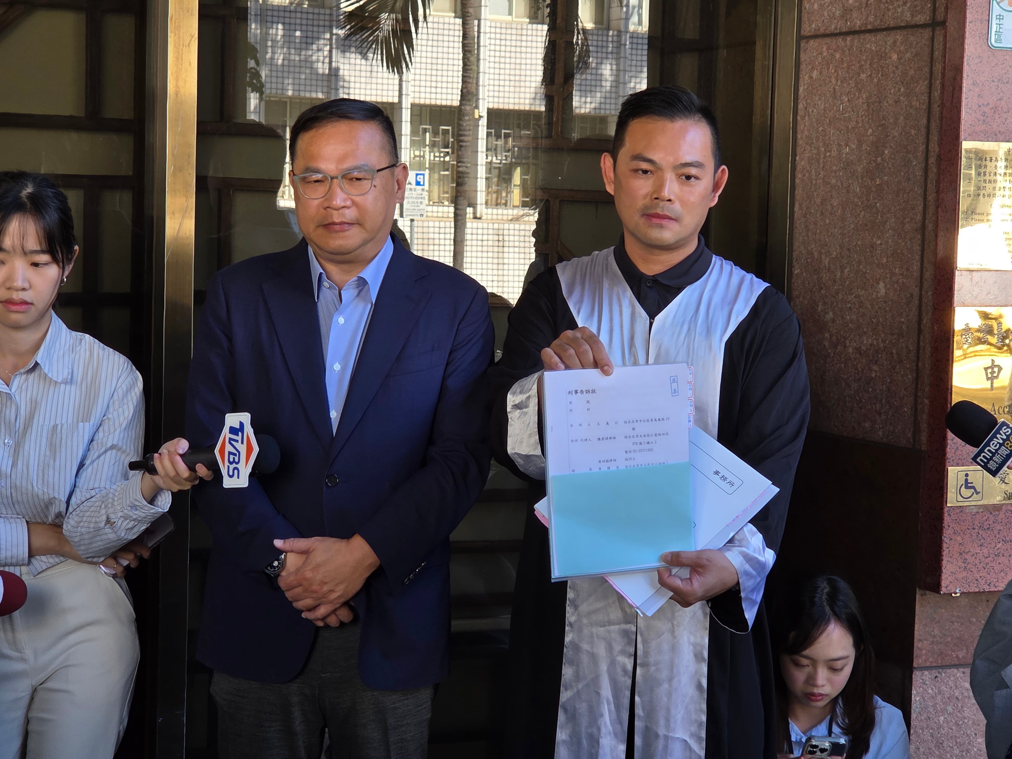 王義川今天上午在律師陳君璋陪同下控告黃國昌等7人。