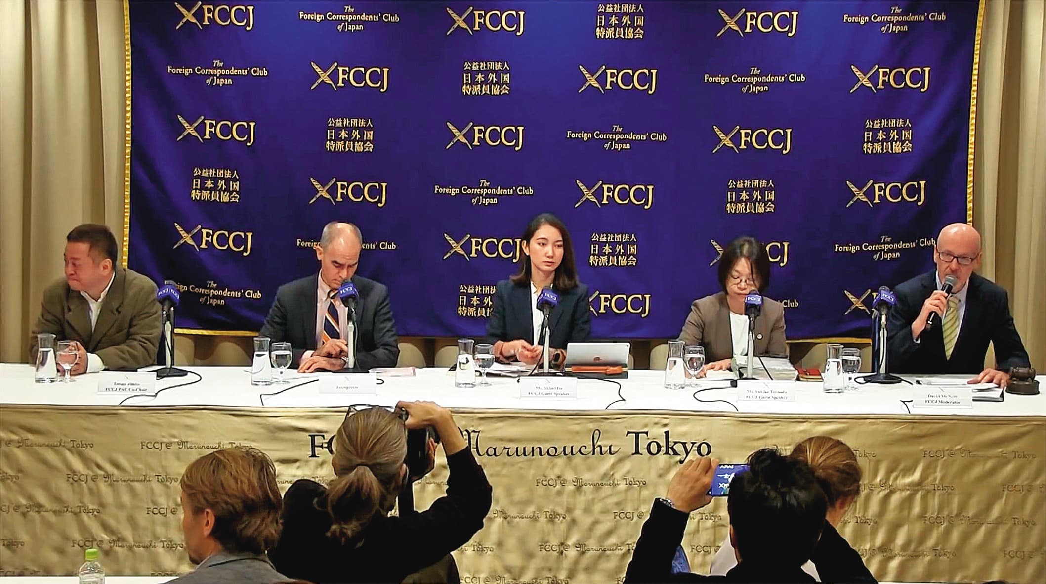 伊藤詩織(中)出席日本的外媒記者會,公開自己被性侵的遭遇。(翻攝自fccj.or.jp)