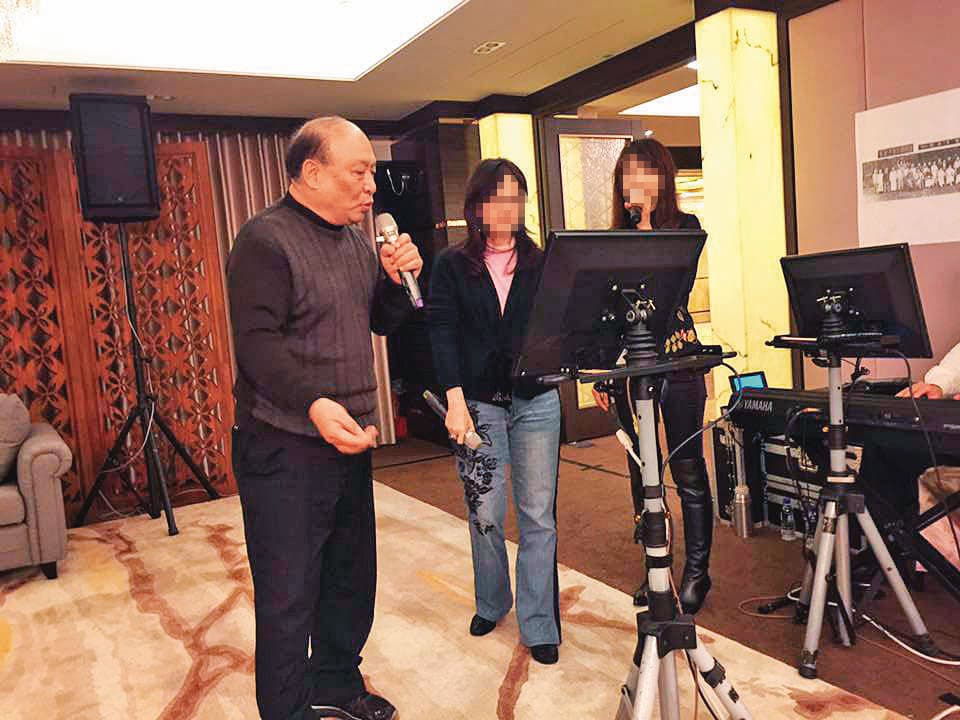 前北市兵役局長朱亞虎(左)退休後,擔任威京集團旗下子公司董事長,年薪300萬元,專門處理京華城案。(翻攝李天鐸軍事論壇臉書)