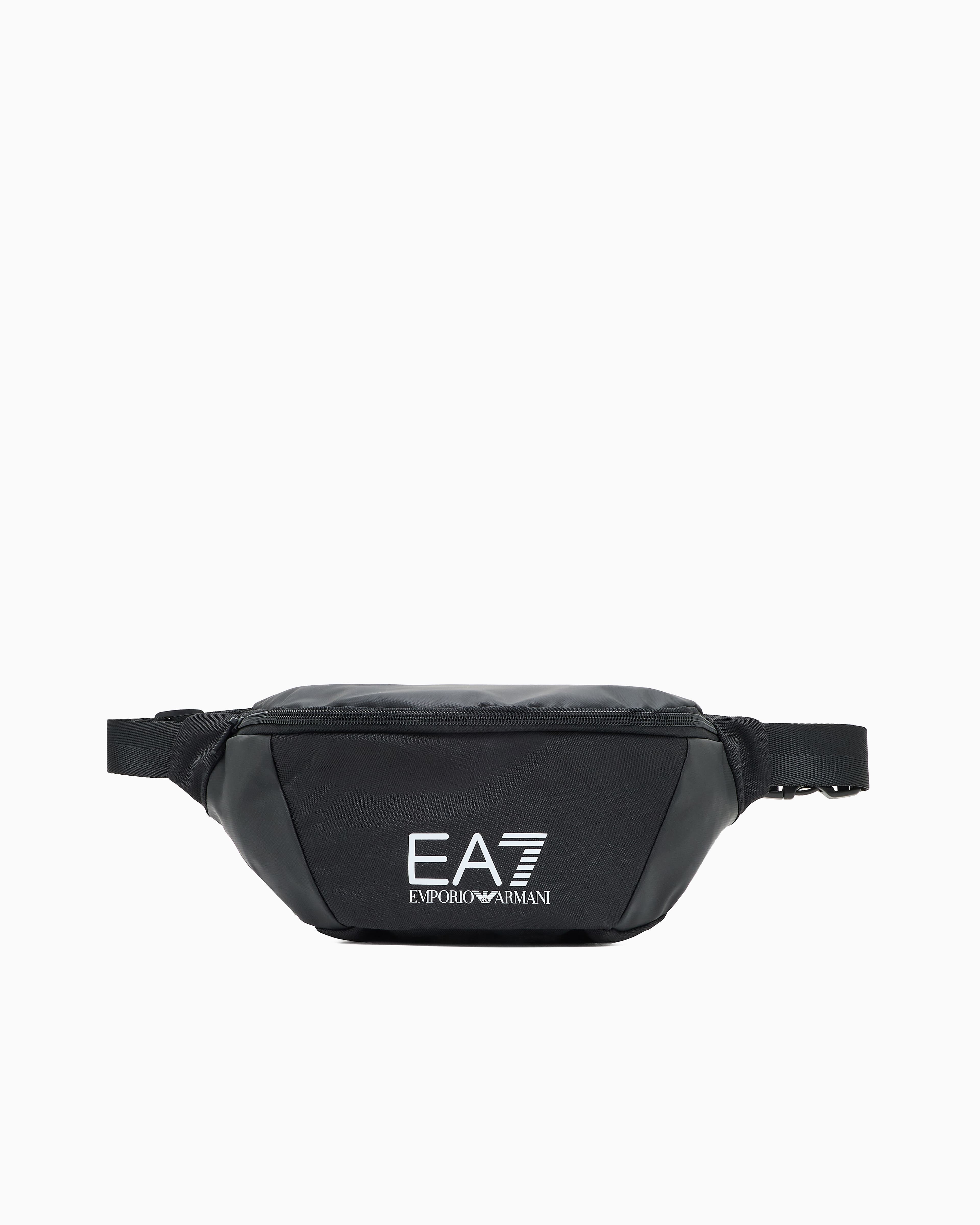 EA7斜背包。NT$3,100(ORSINI GROUP提供)