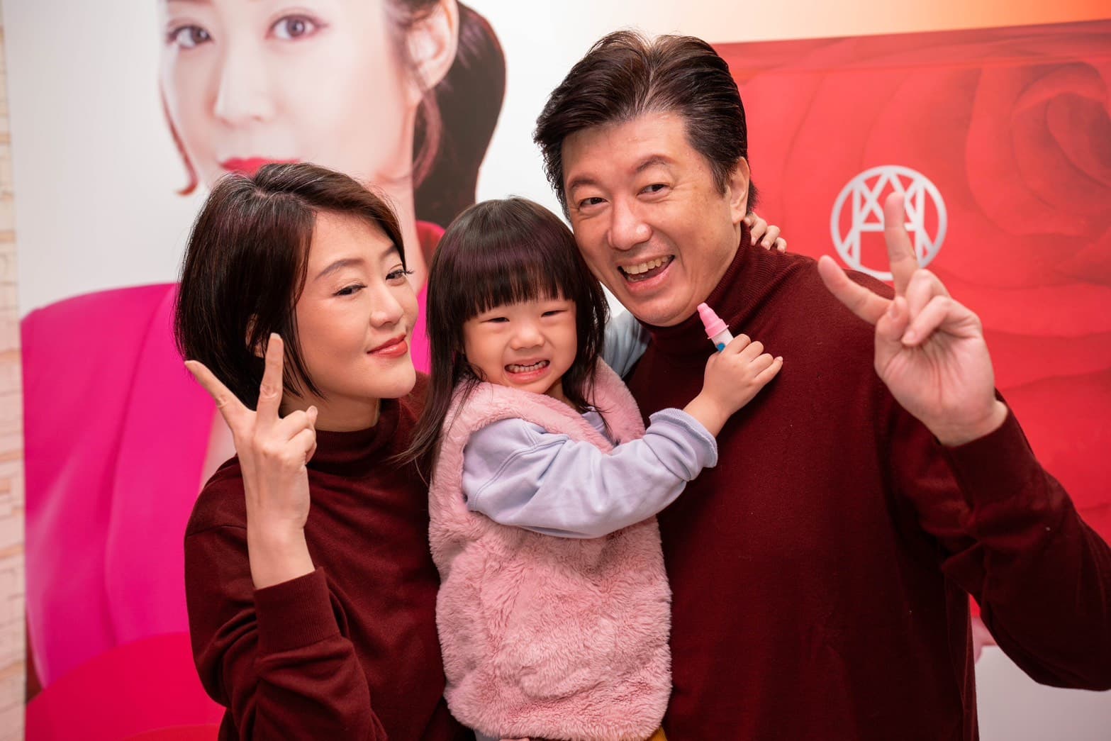 文汶(左)跟吳皓昇(右)開心女兒模模(中)一起參與做公益。(民視提供)