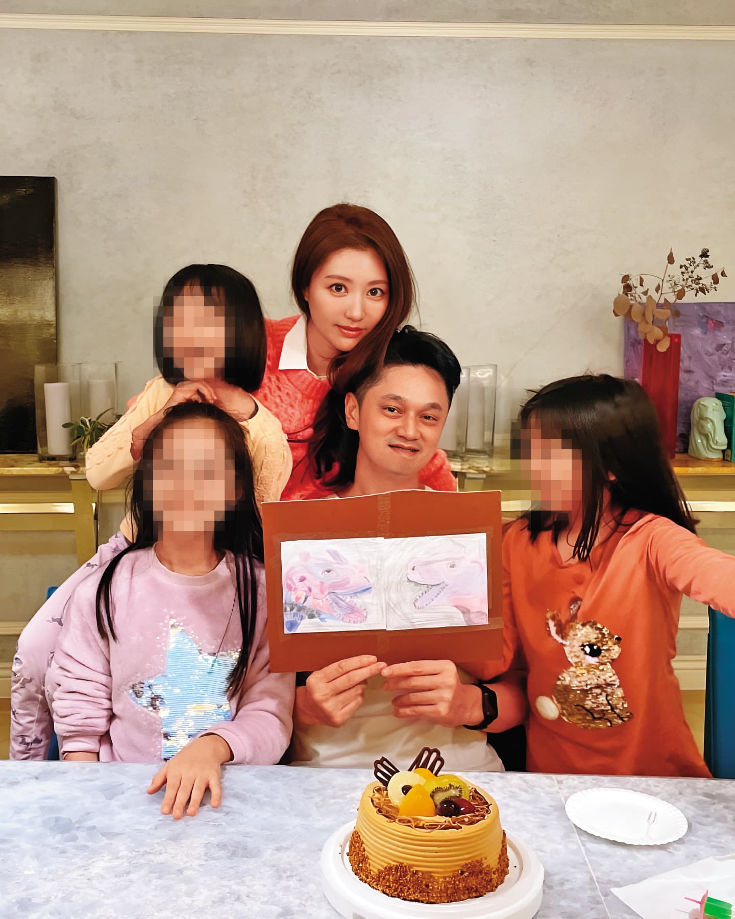 王瀅跟老公楊立傑結婚多年,育有3個女兒,曾全家團圓慶祝生日。(翻攝自王瀅IG)