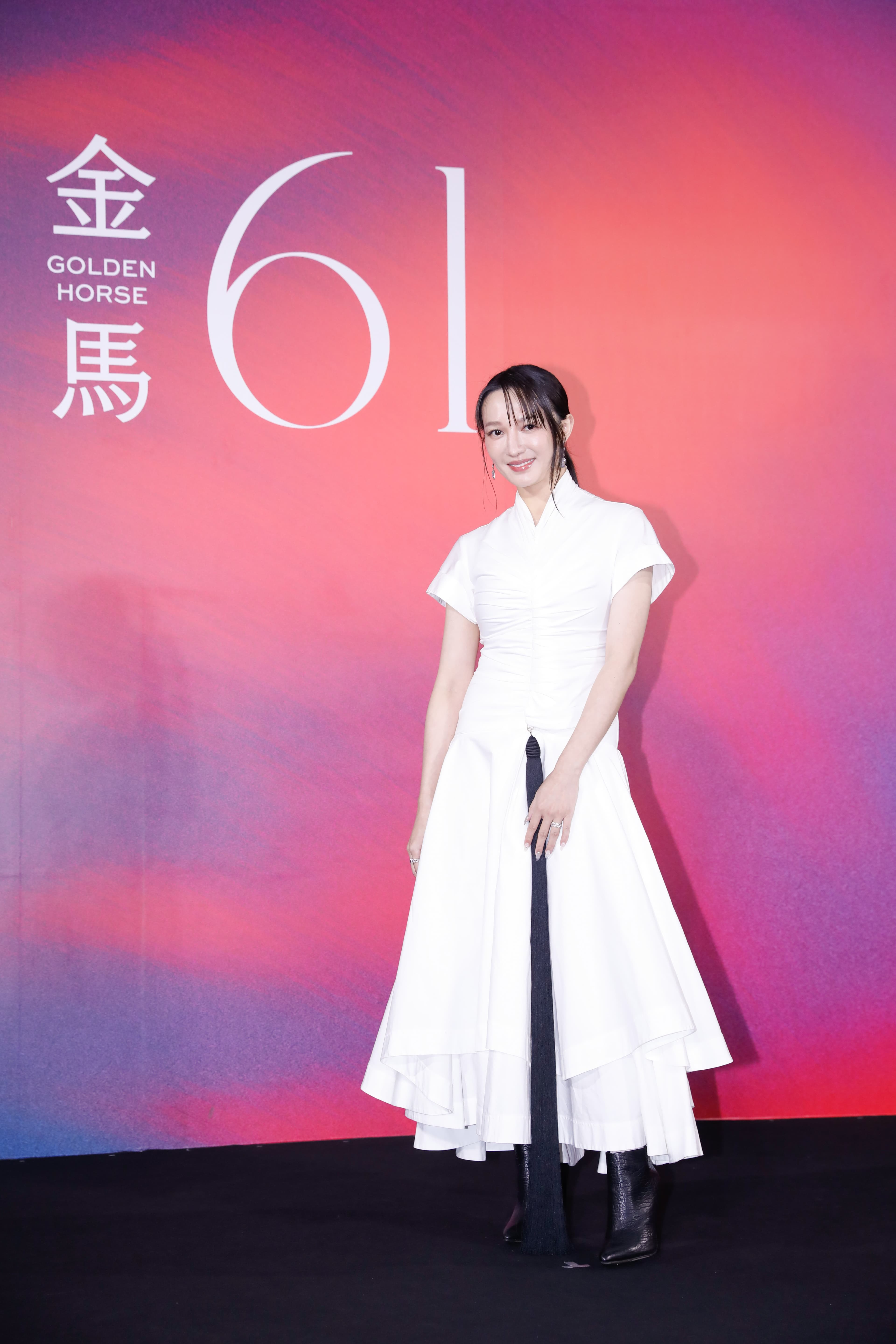 李杏漂亮現身，大談與心目中偶像一起演戲太緊張。
