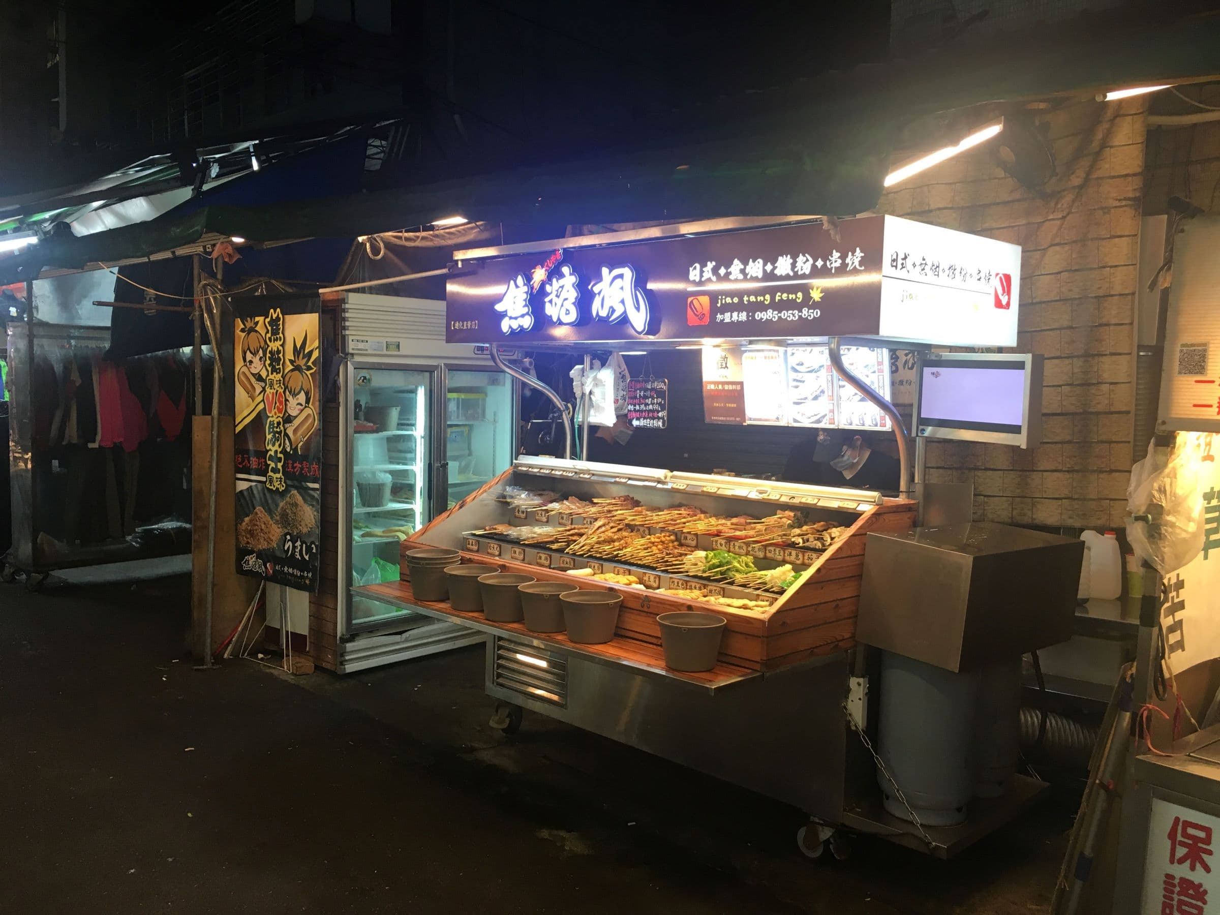 當年在夜市設攤,開張三天就暫停營業,因為陳妍霖那時不知道要裝排煙設備,弄得整街都是煙,後來經過一段時間努力才重新把它開回來。(焦糖楓提供)