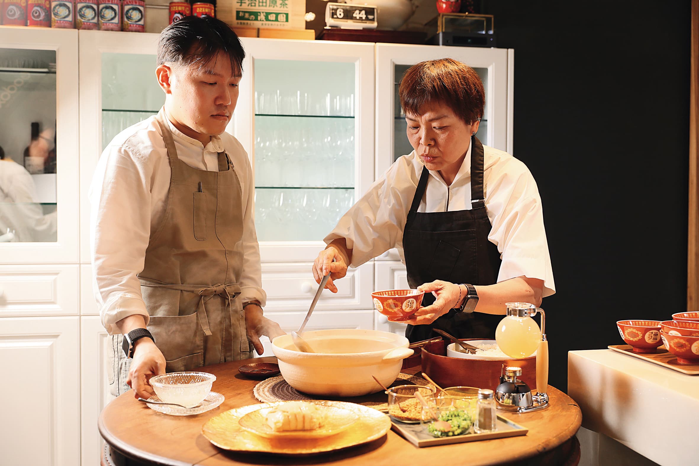 以桌邊服務方式上菜的「鮑魚、老母雞、燕窩、飯湯」,光是看組裝過程就很療癒。