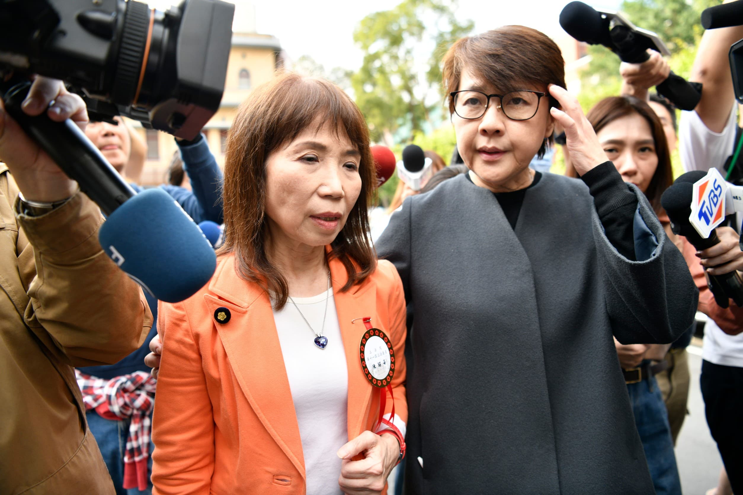 陳昭姿投廢票事件曝光後,黃珊珊有陪同她面對媒體,並強調這是個小小的疏失,不會有黨紀處分。