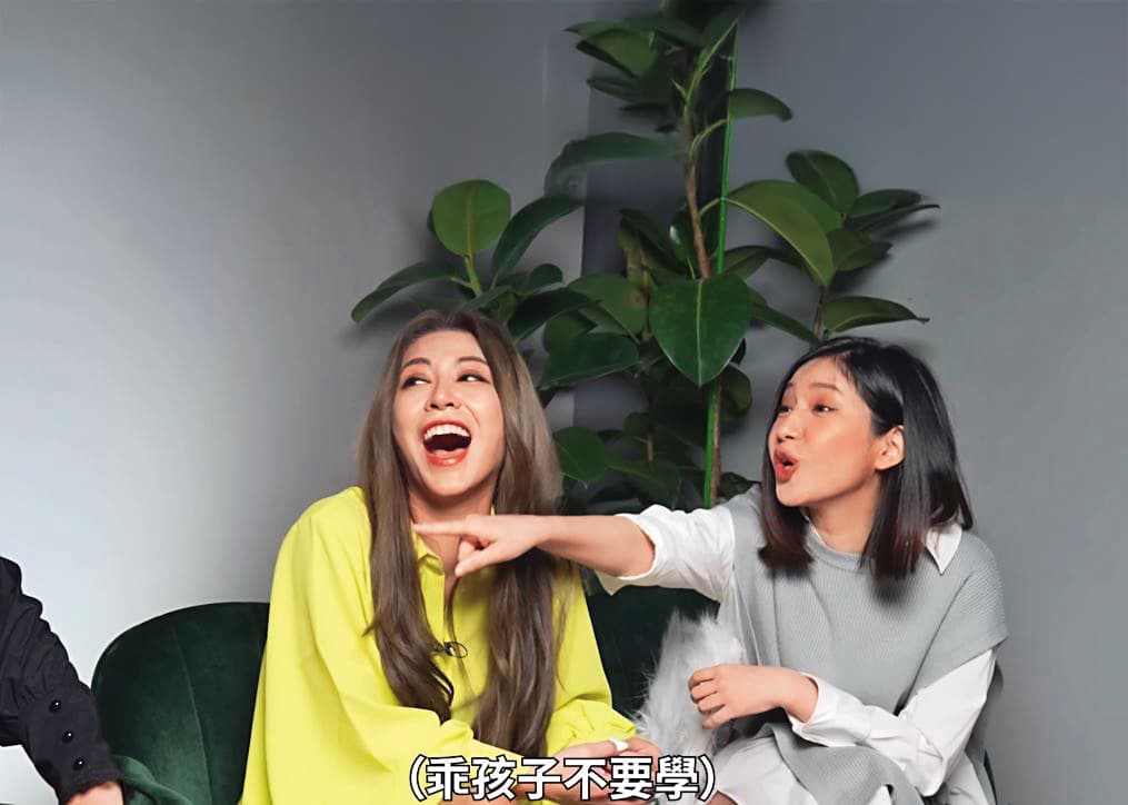 艾怡良(左)曾上過Sandra(右)主持的網路節目,如今兩人將攜手在歌唱選秀節目當導師。 (翻攝自驚奇玩起來AmazingTalker Show YouTube)