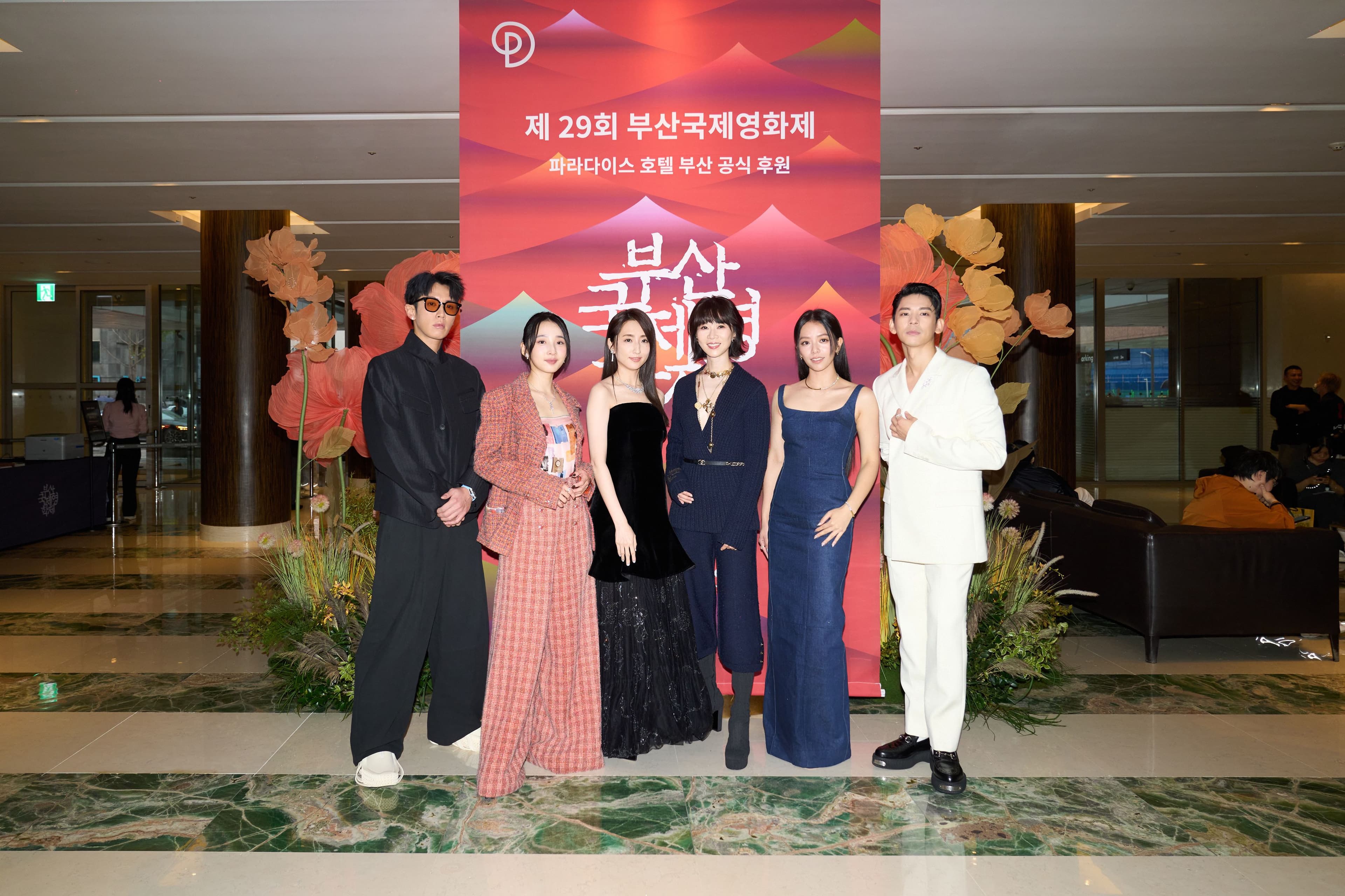 柯佳嬿身穿GIORGIO ARMANI全黑禮服與台灣演員合影(左起:柯震東、李沐、柯佳嬿、謝盈萱、宋芸樺、林柏宏)。(經紀公司提供)