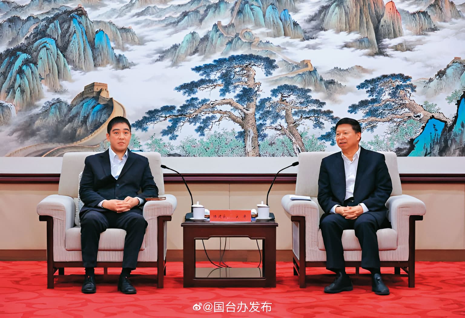 台灣村里長聯合總會長陳建良(左)日前受邀赴中,國台辦主任宋濤(右)接見時多次提到一中原則,不忘搞統戰。(國台辦發布)