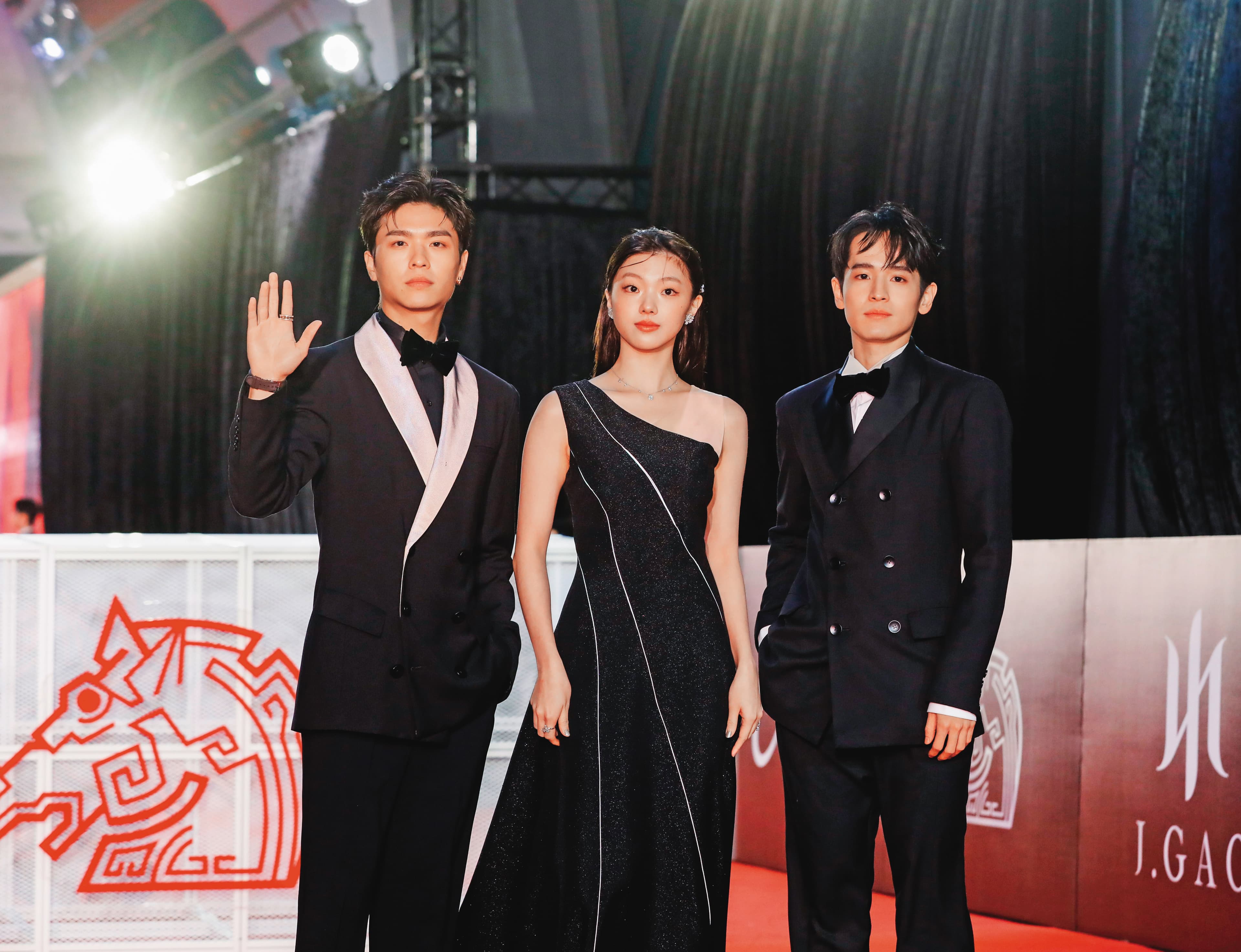 林宴慈(中)原本已打算回紐約繼續學業,但獲選與王碩瀚(左)、張豐豪(右)共同擔任金馬獎遞獎大使,又把她留了下來。