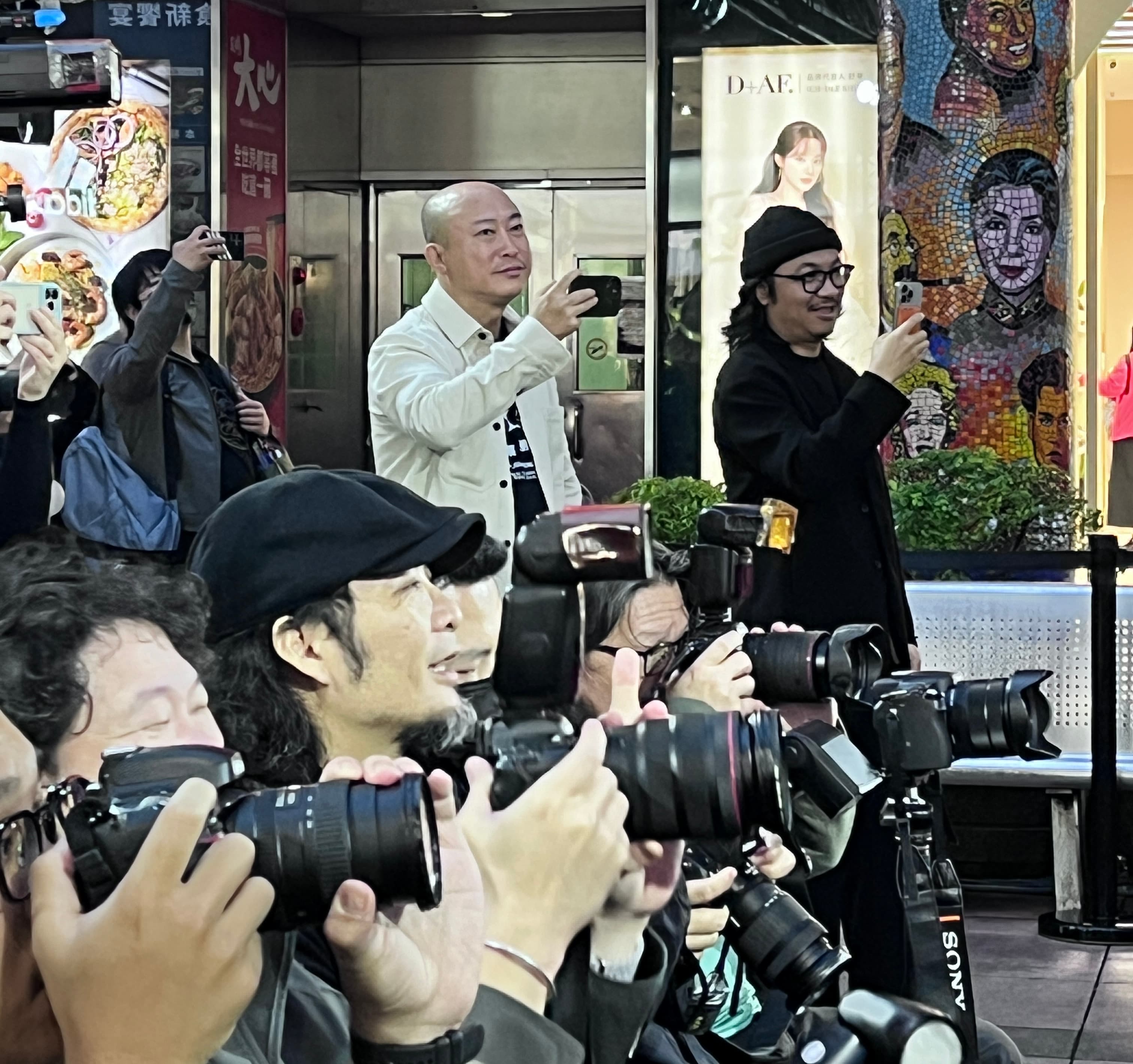 由於彼此感情很好,當演員在台上拍照時,耿軍也在台下記錄。(唐千雅攝)