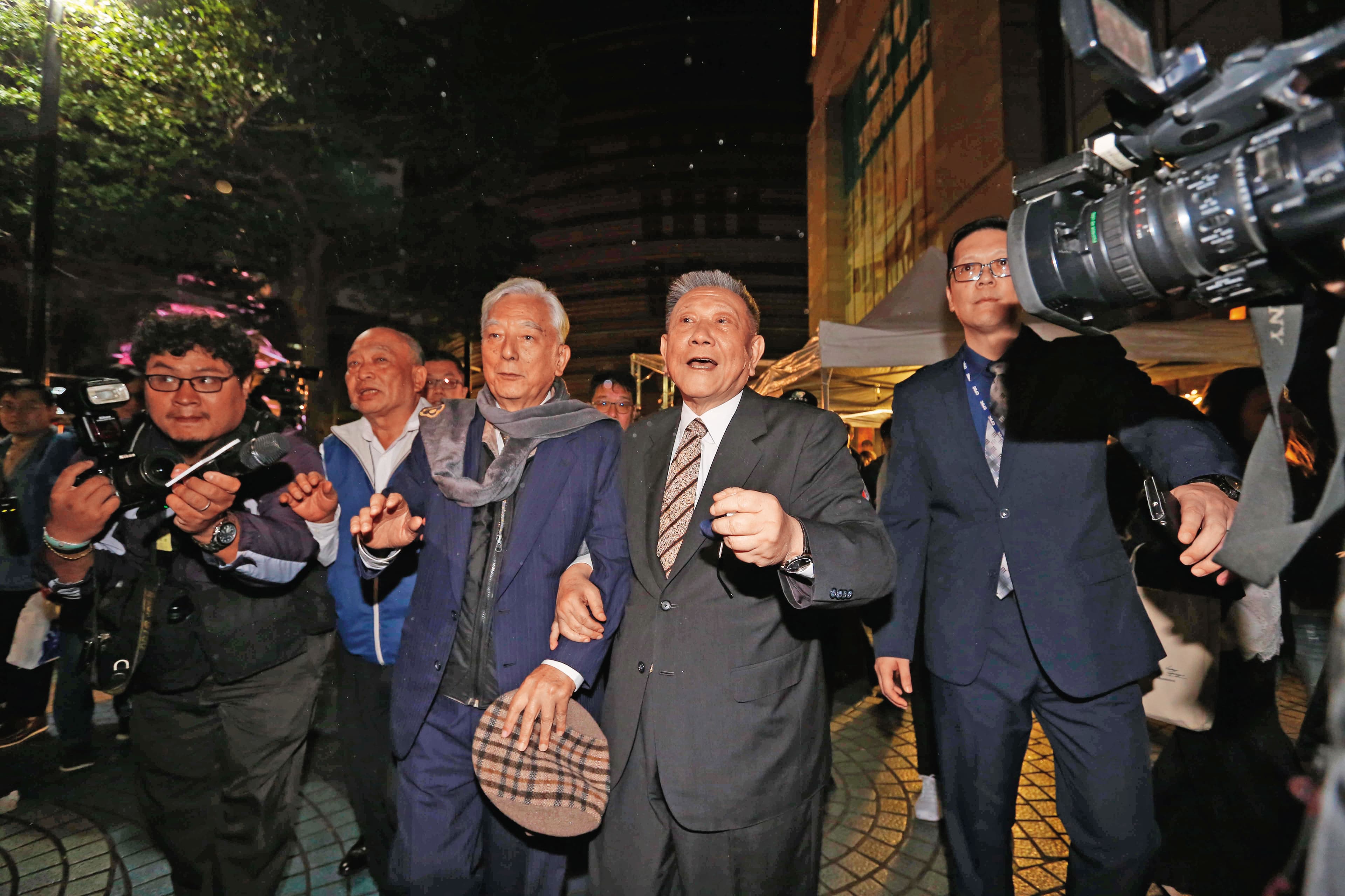 沈慶京在京華城容積率過關後,論功行賞公司高層,前台北市長黃大洲曾任威京集團董事,也獲200萬元犒賞。
