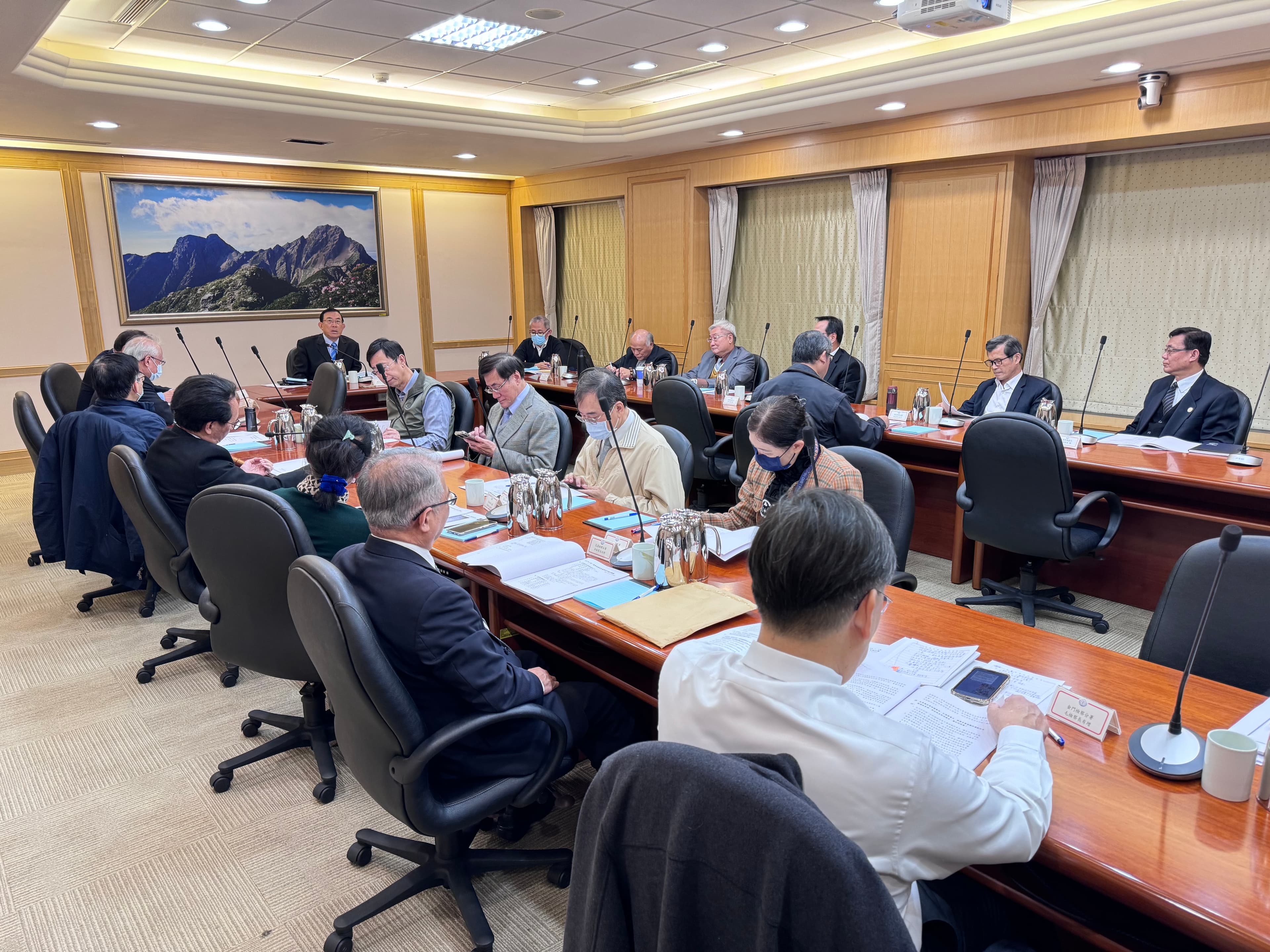 最高檢察署召開選風總檢討,持續強化偵辦團隊能量,檢察總長邢泰釗更下令檢察官在今天選前最後一日,全面進駐轄區各地警分局,徹底打擊不法。(最高檢提供)