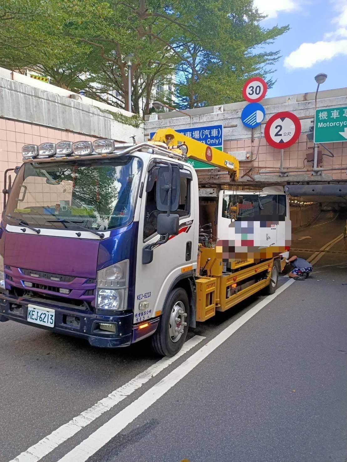 警方聯繫拖車將肇事小巴脫離地下道。(翻攝畫面)