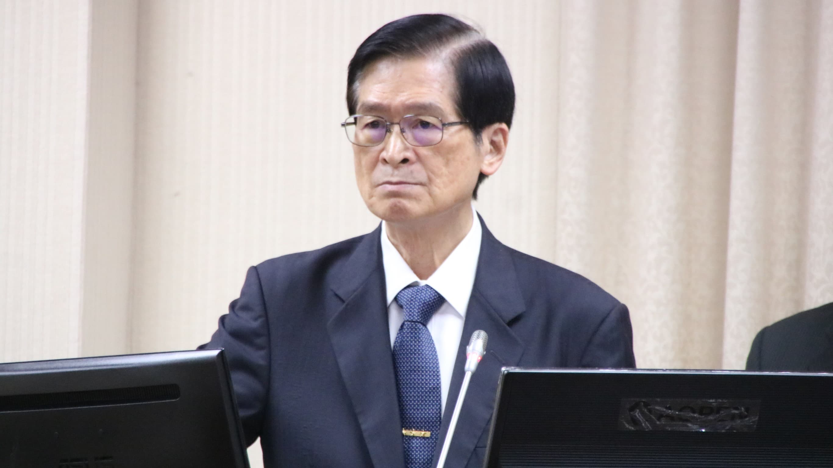 退輔會主委嚴德發承諾，將協調國防部討論、說明。（洪申翰辦公室提供）