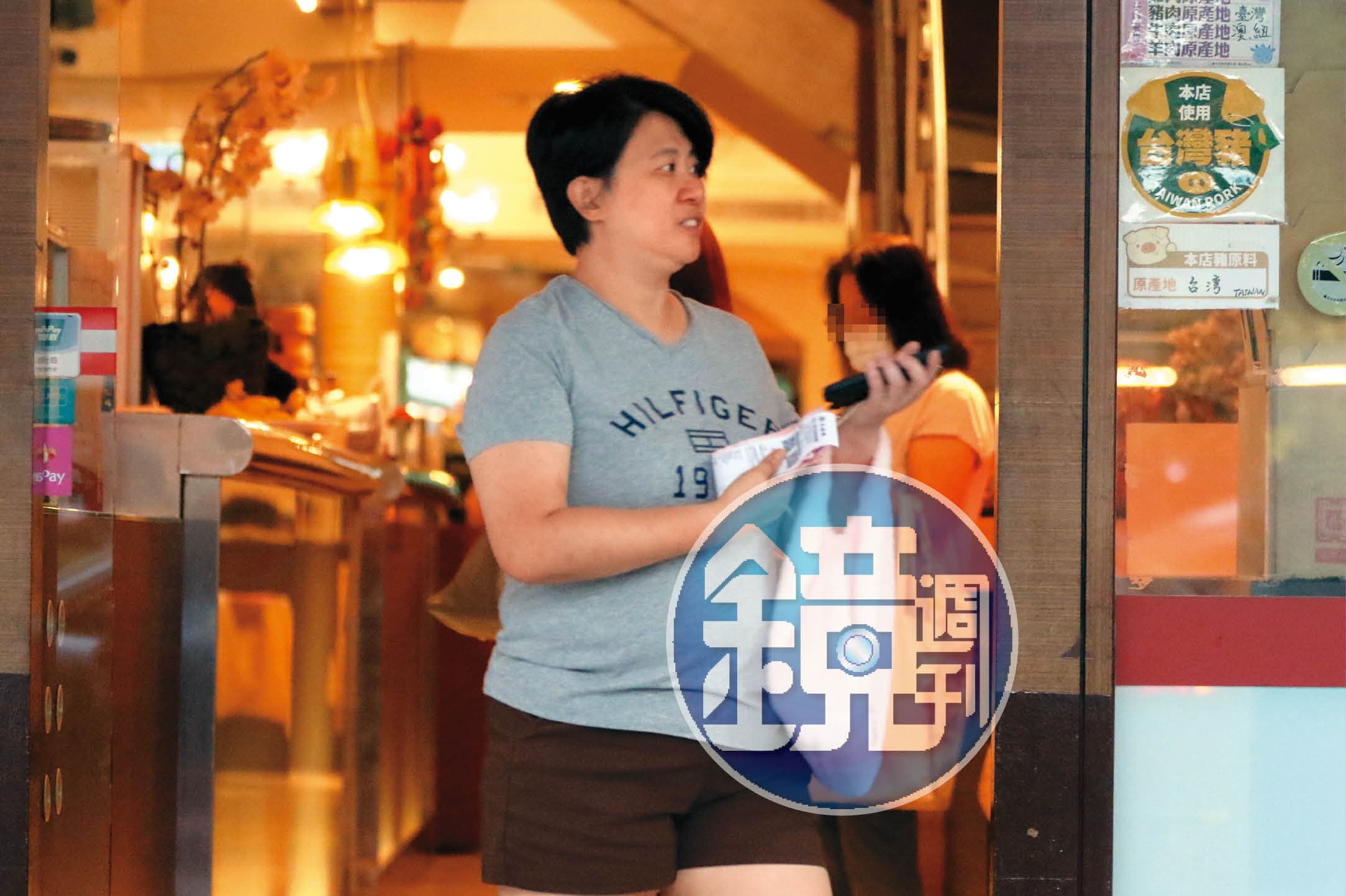 6月22日18:20,沒參加父女的買甜品飲料行程,江坤俊的橋牌國手老婆在等待時的身形很霸氣。