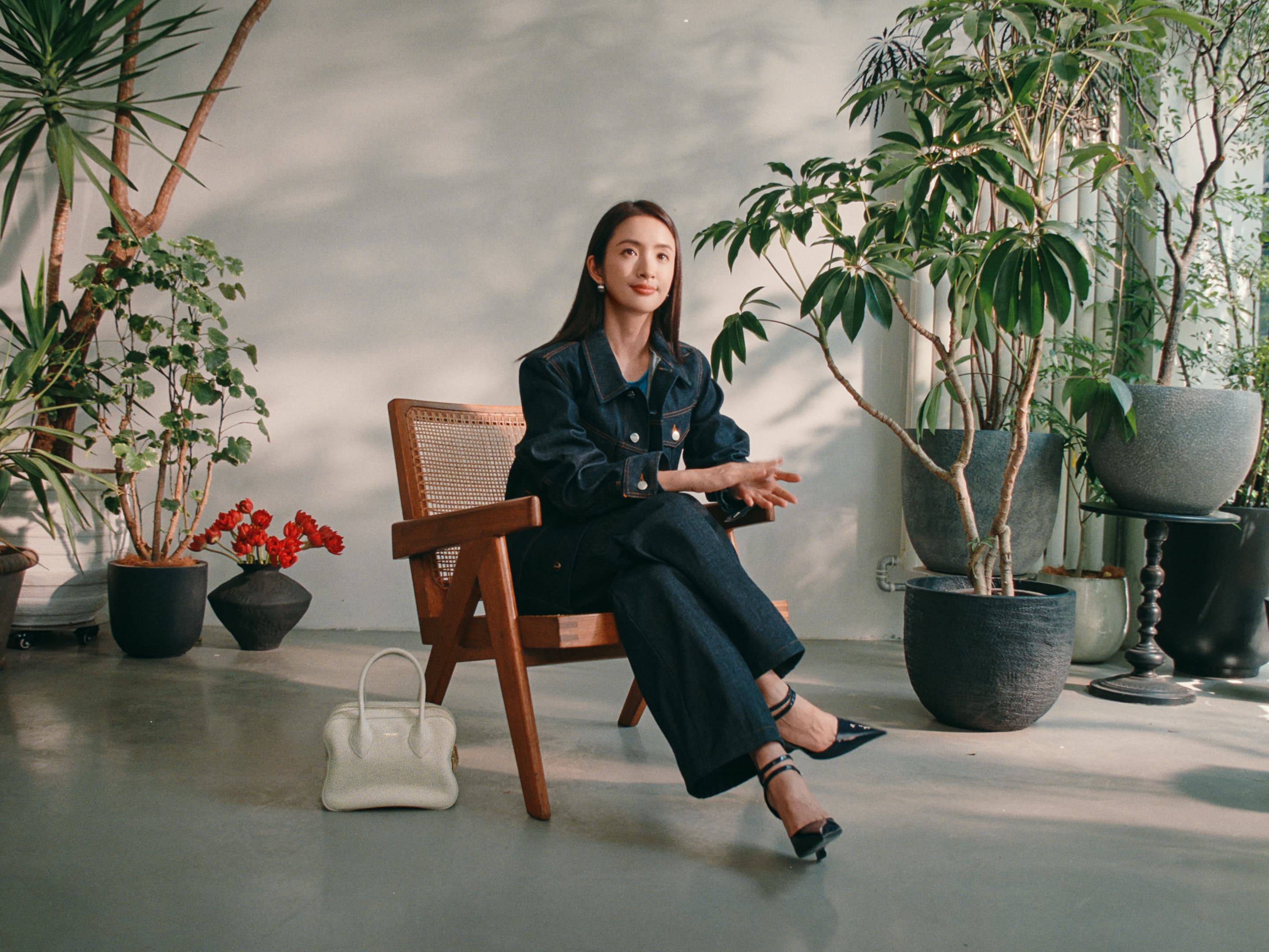 林依晨認為理想女性模樣是剛柔並濟。(圖FERRAGAMO提供)