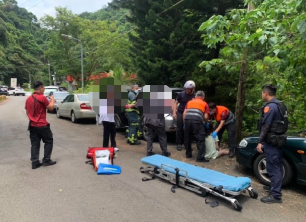 警消合力救回葉姓女子。(內湖分局提供)
