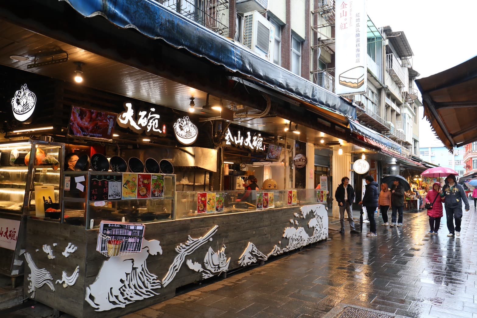 金山大碗螃蟹店如其名般氣派,走過路過很難不注意到。