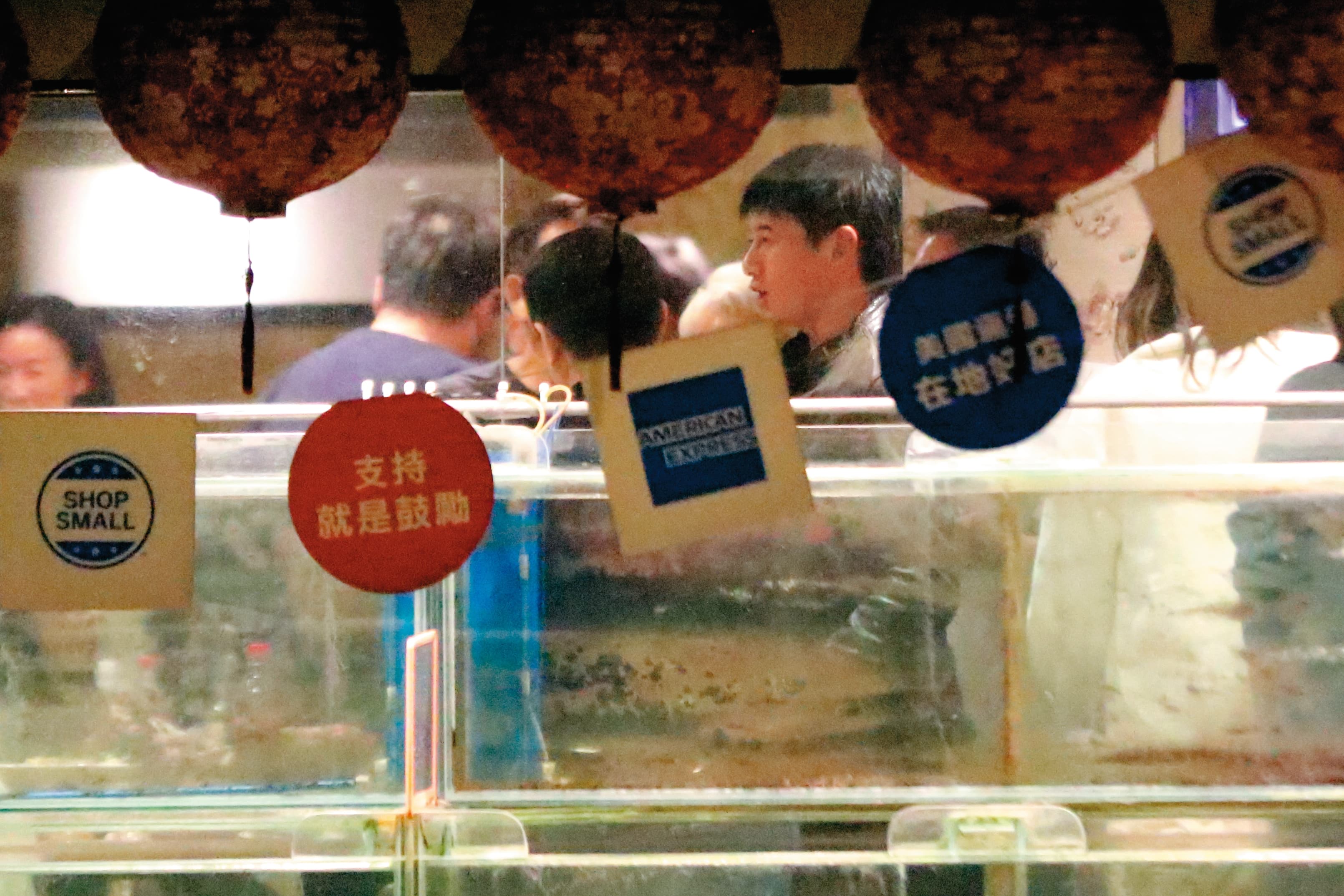 1/12,17:42透過餐廳窗戶,可以看到吳奇隆(箭頭處)不斷在席間穿梭,打招呼閒聊很是熱絡。