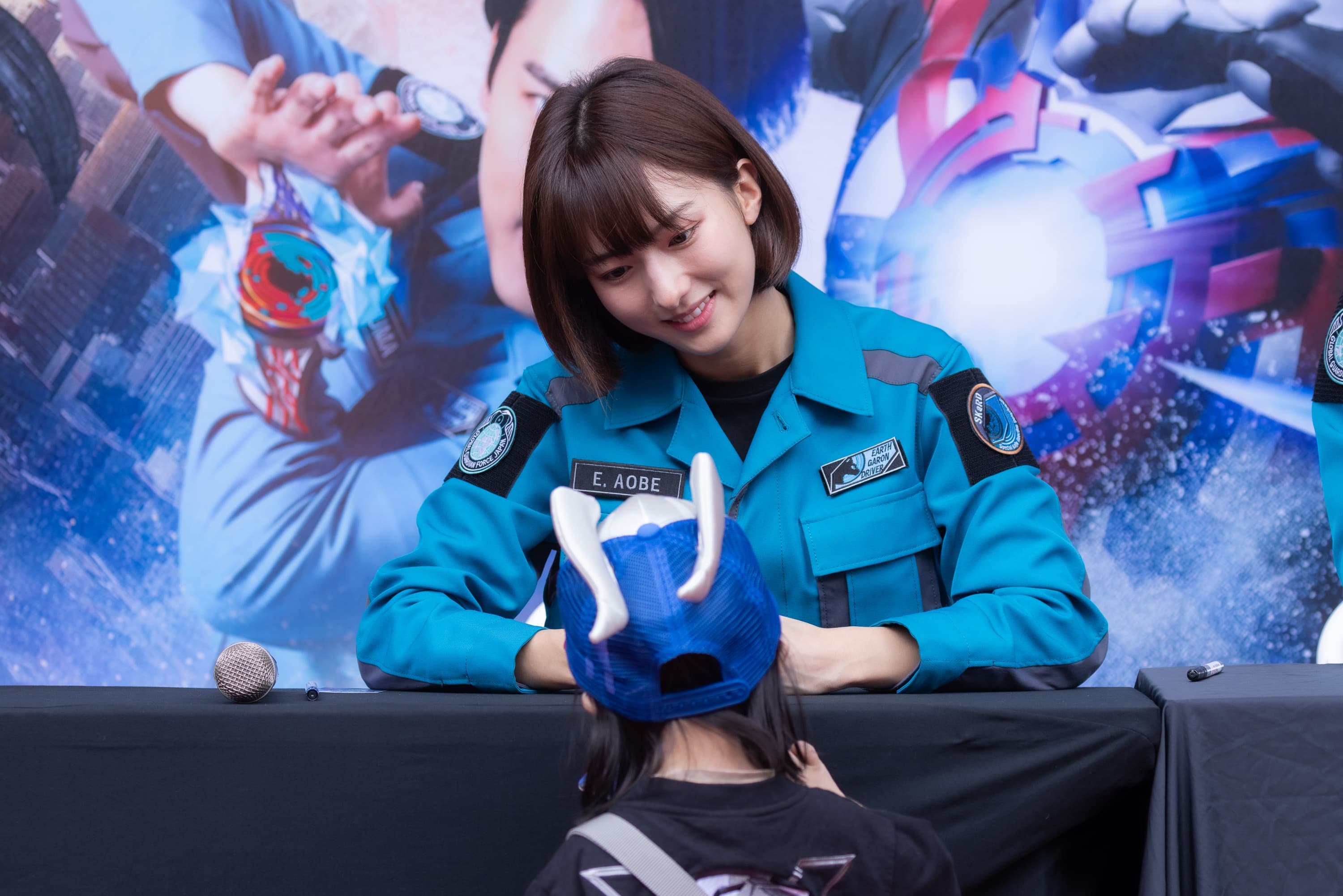 搗宮姫奈見到《超人力霸王布雷薩》小粉絲露出溫柔眼神。(野獸國提供)
